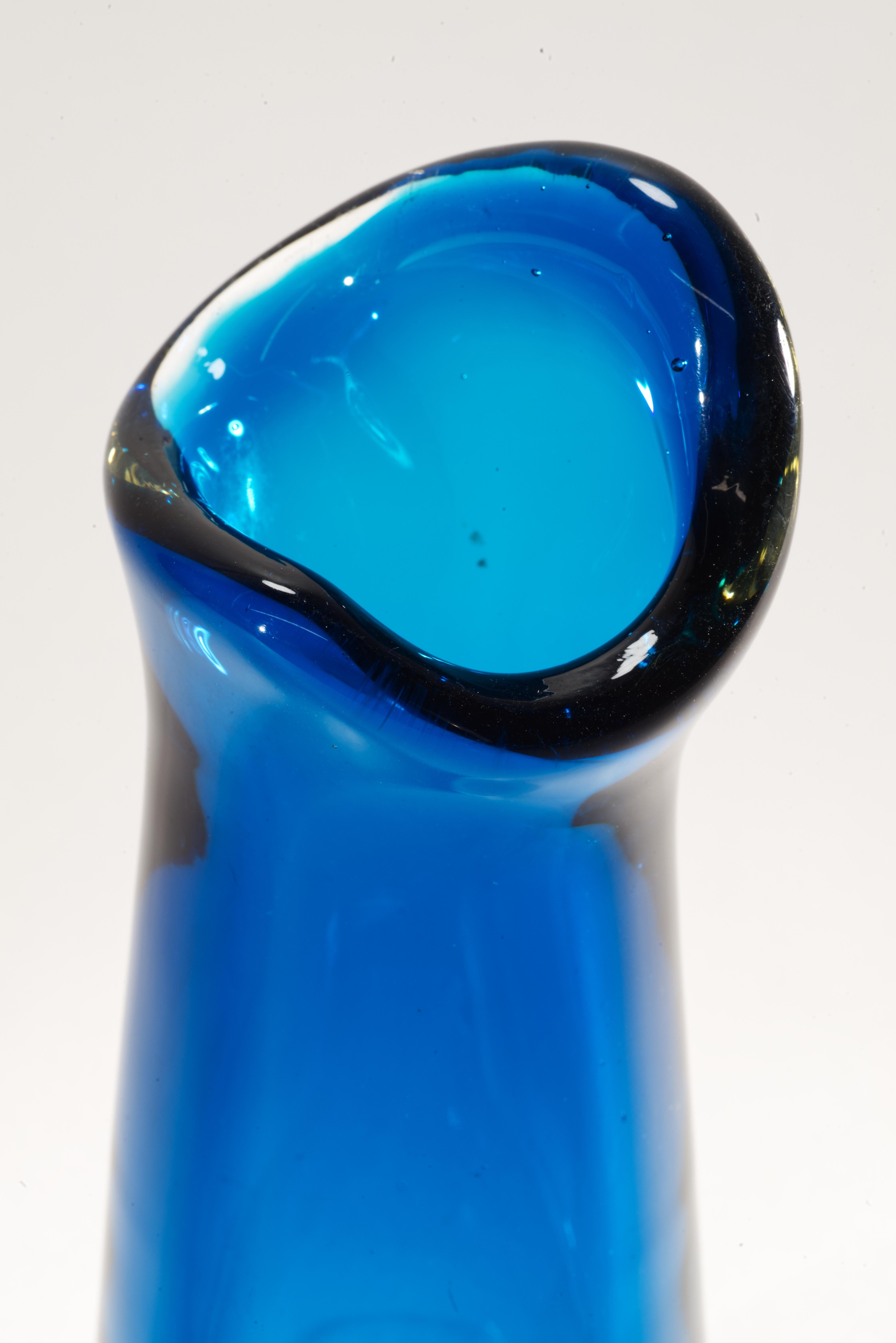 Fait main Vase Sommerso en verre de Murano bleu sarcelle avec bord asymétrique en vente