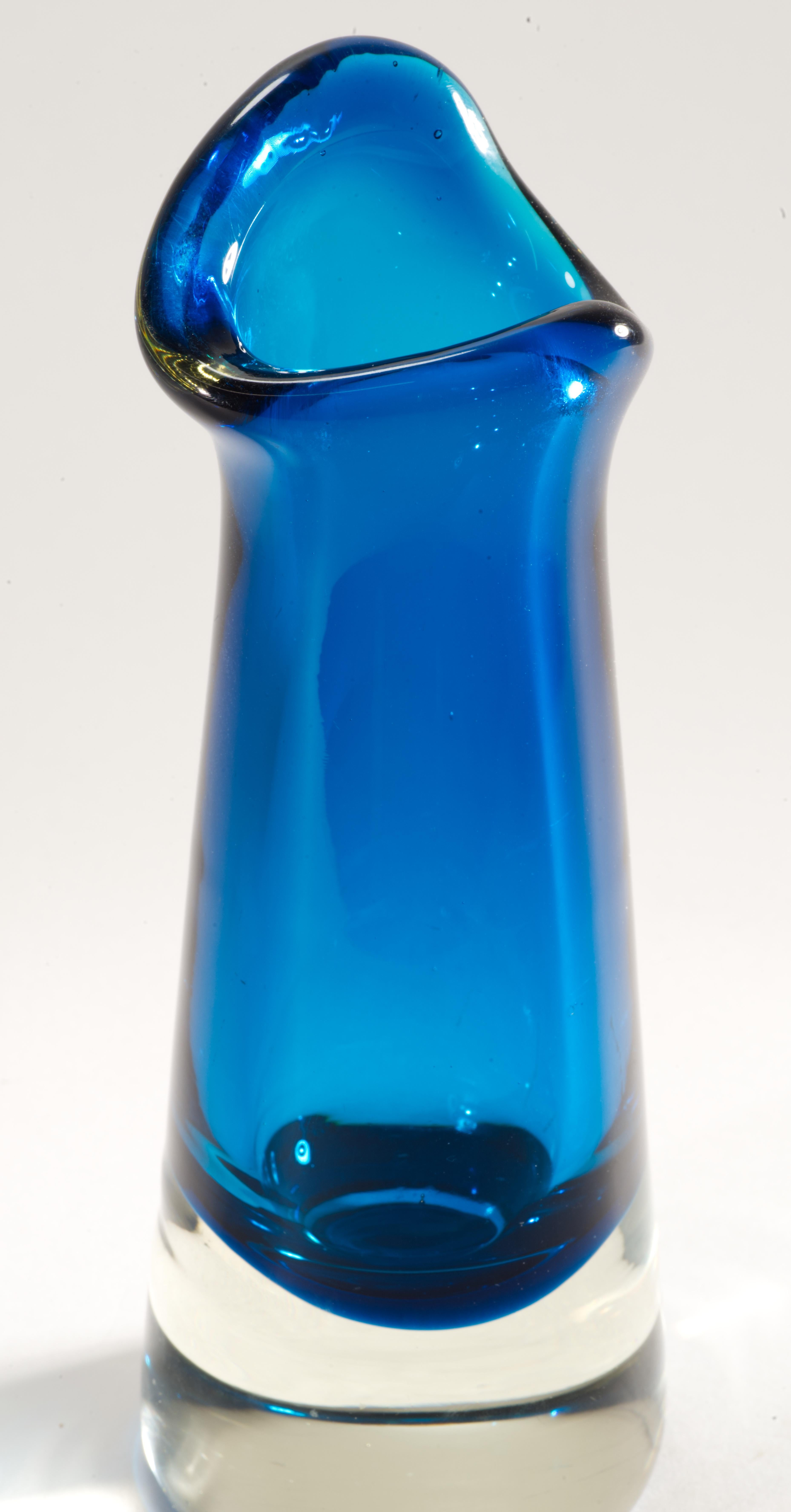 20ième siècle Vase Sommerso en verre de Murano bleu sarcelle avec bord asymétrique en vente