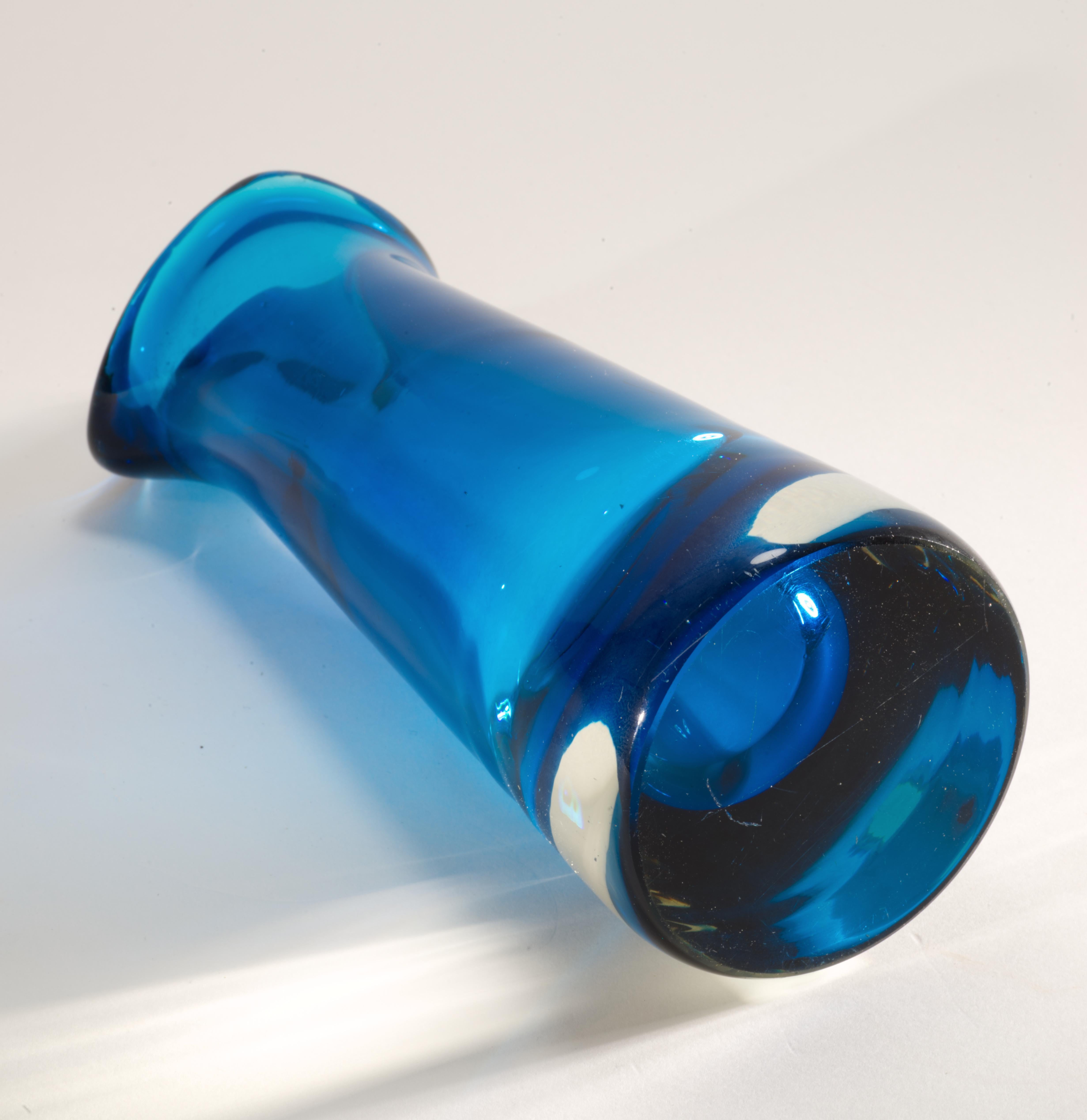Verre sommerso Vase Sommerso en verre de Murano bleu sarcelle avec bord asymétrique en vente