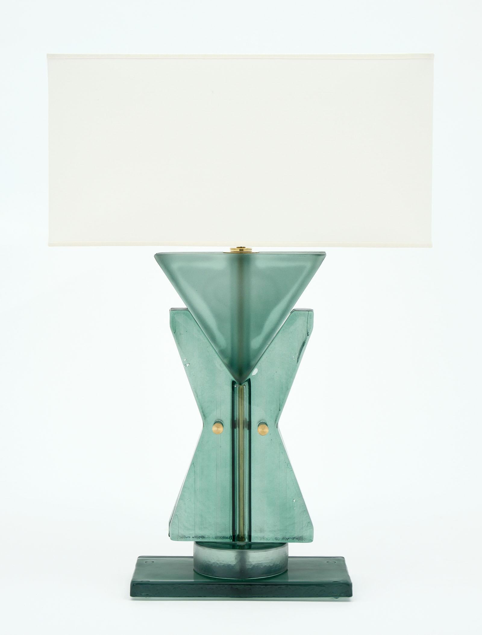 Geometrische TOTEM-Lampen aus Muranoglas in einem schönen und auffälligen blau-grünen Farbton. Wir lieben die mundgeblasenen Glaselemente und die kühne Wirkung dieses Paares. Sie wurden neu verkabelt, um den US-Normen zu entsprechen.

Dieses Paar