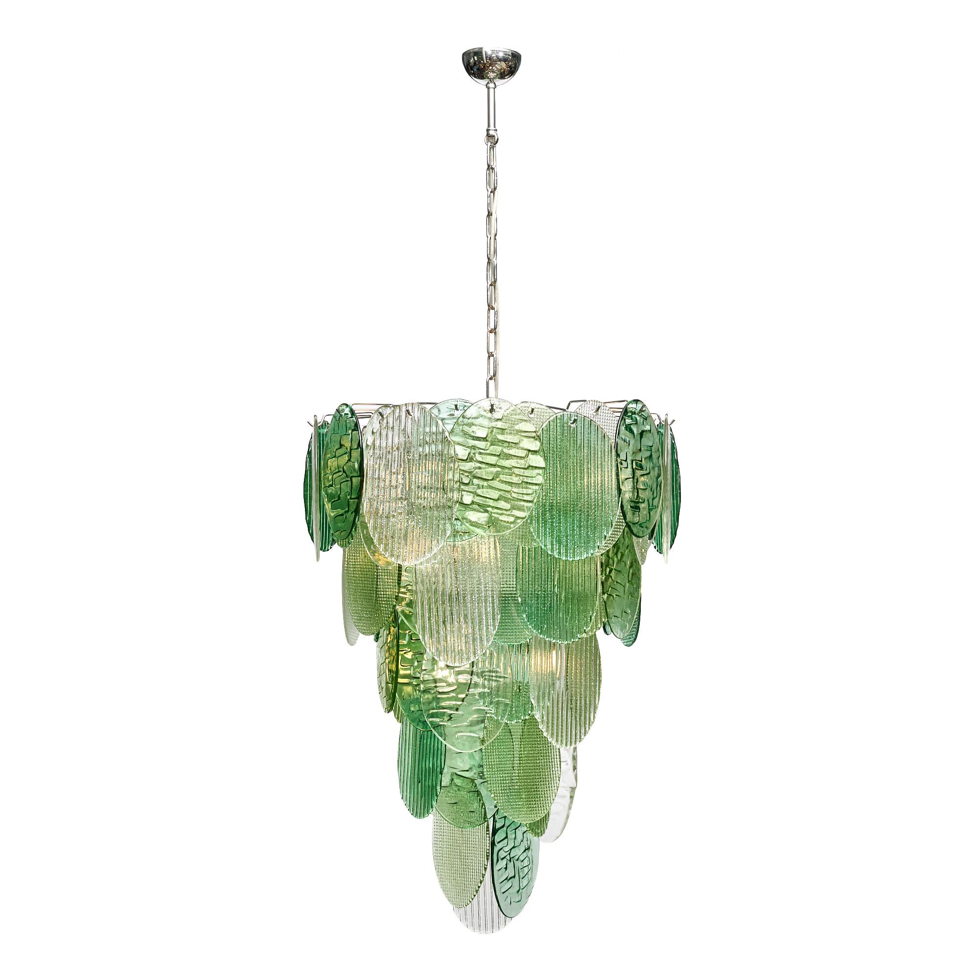 Lustre provenant de Murano, à l'extérieur de Venise, en Italie. Ce luminaire présente des couches d'éléments en verre soufflé à la main dans une myriade de teintes vertes et claires. Les morceaux de verre alternent également en termes de texture