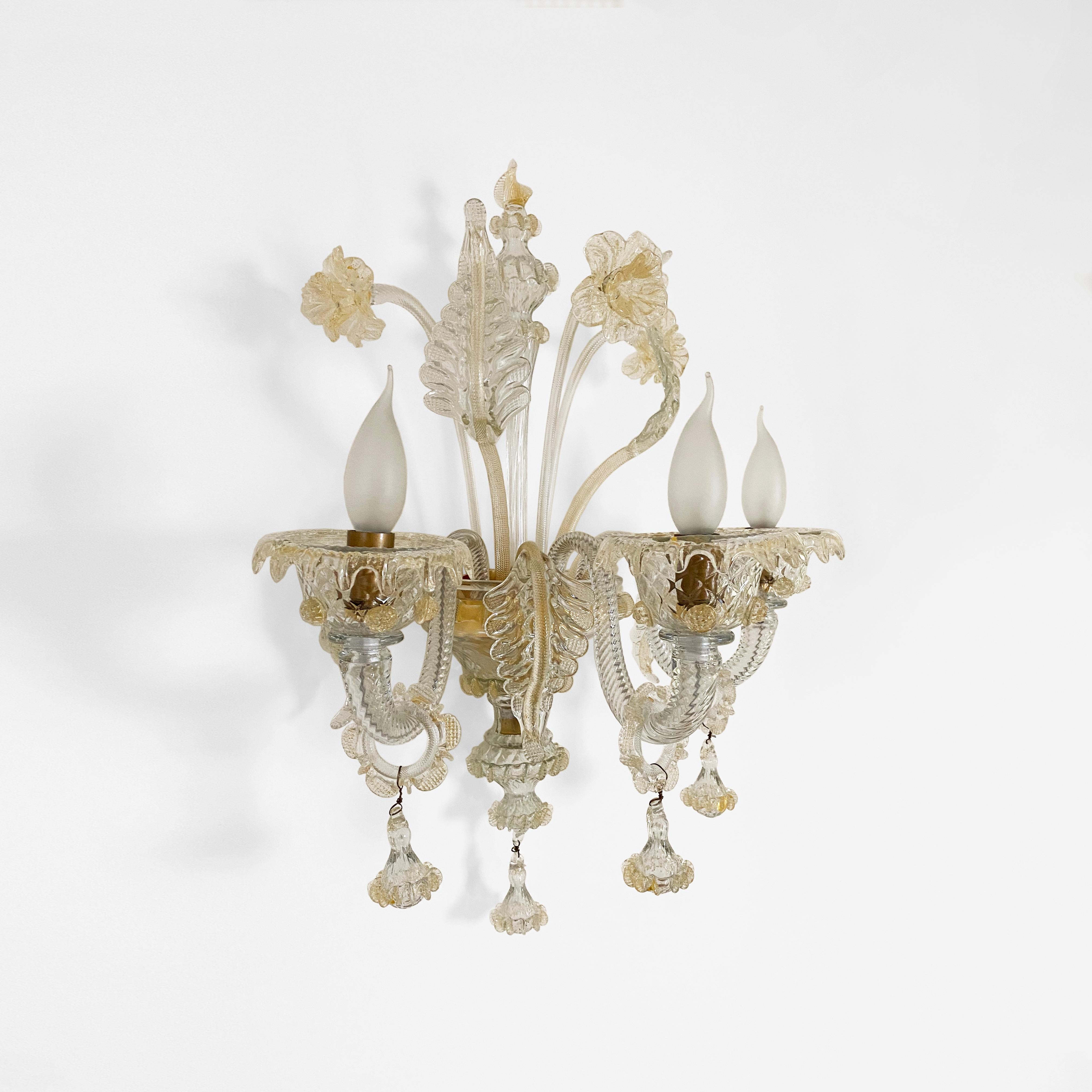 Hollywood Regency Applique murale à trois bras de style candélabre en verre de Murano fleurs dorées vintage en vente