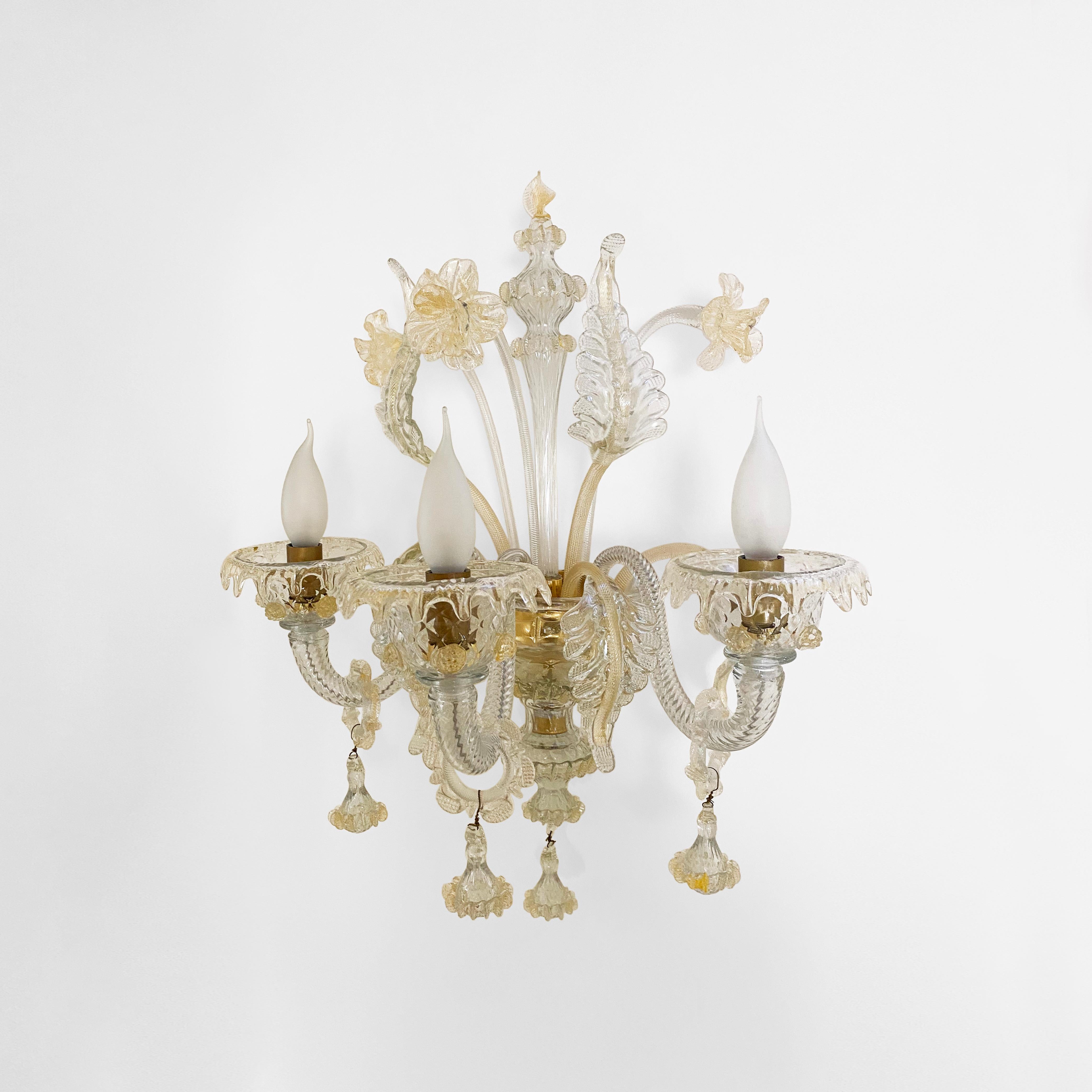 italien Applique murale à trois bras de style candélabre en verre de Murano fleurs dorées vintage en vente