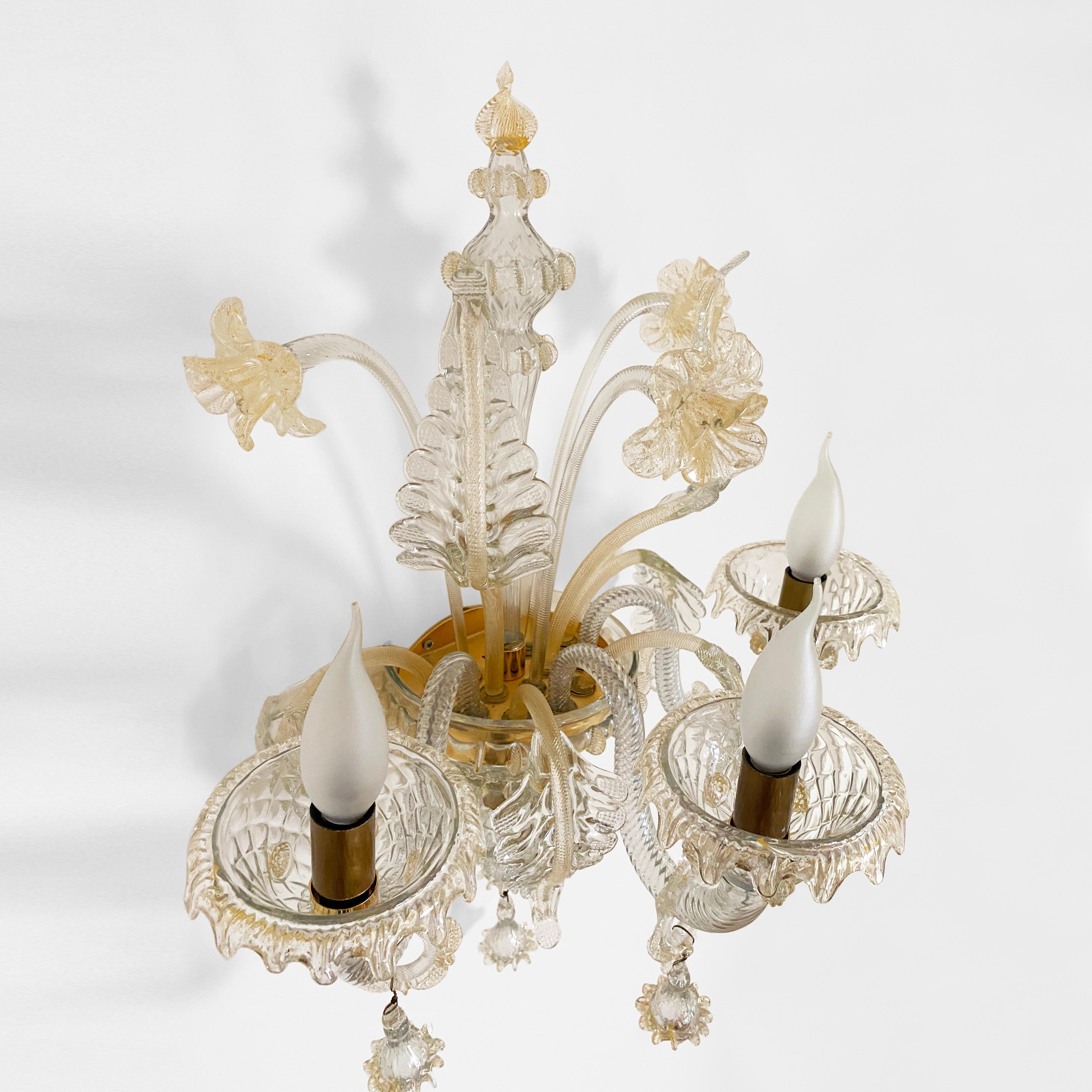 Fait main Applique murale à trois bras de style candélabre en verre de Murano fleurs dorées vintage en vente