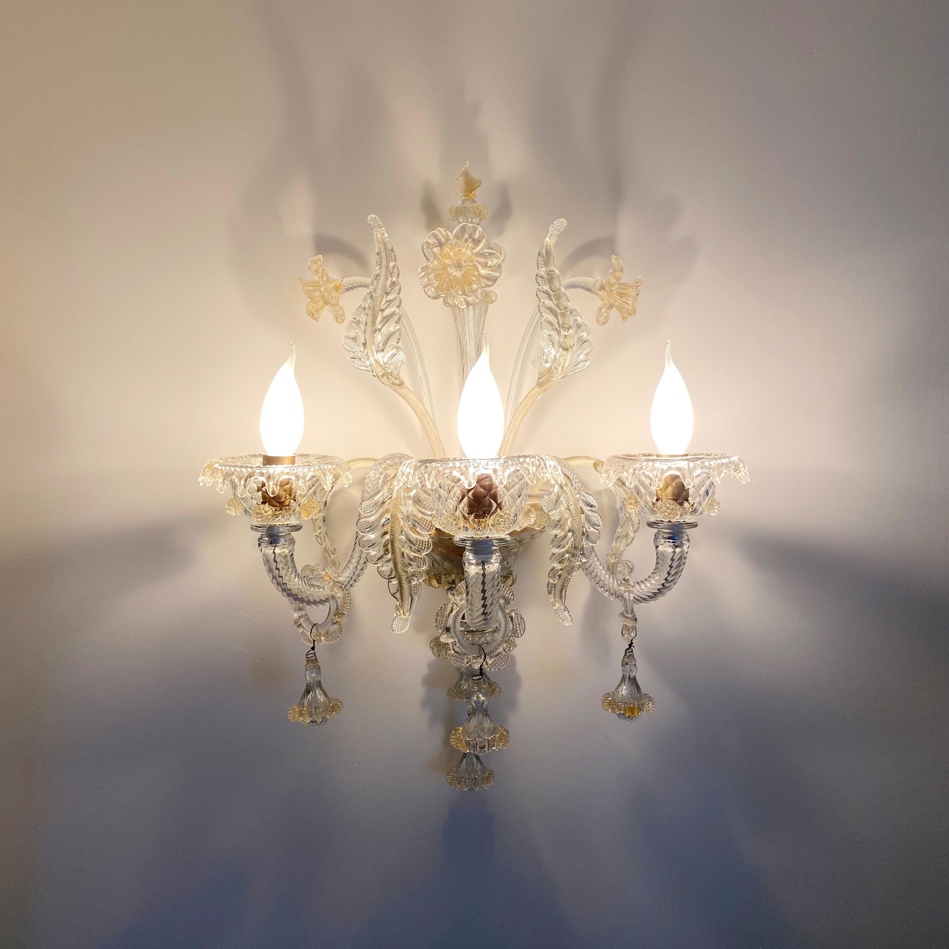 Fin du 20e siècle Applique murale à trois bras de style candélabre en verre de Murano fleurs dorées vintage en vente