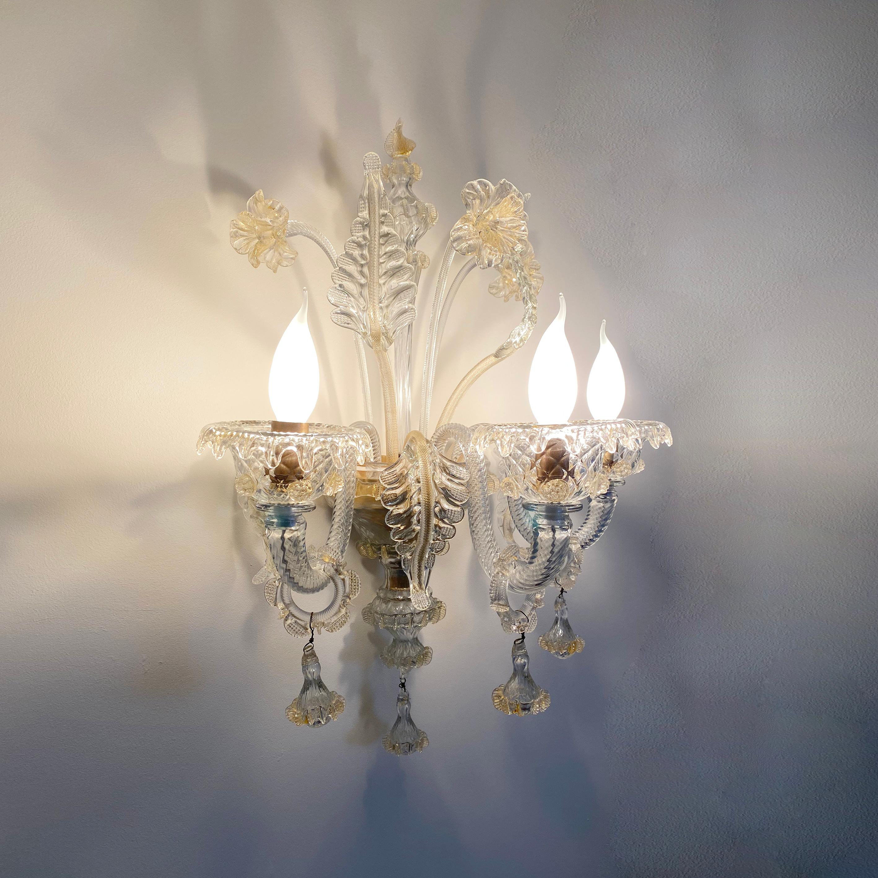 Laiton Applique murale à trois bras de style candélabre en verre de Murano fleurs dorées vintage en vente