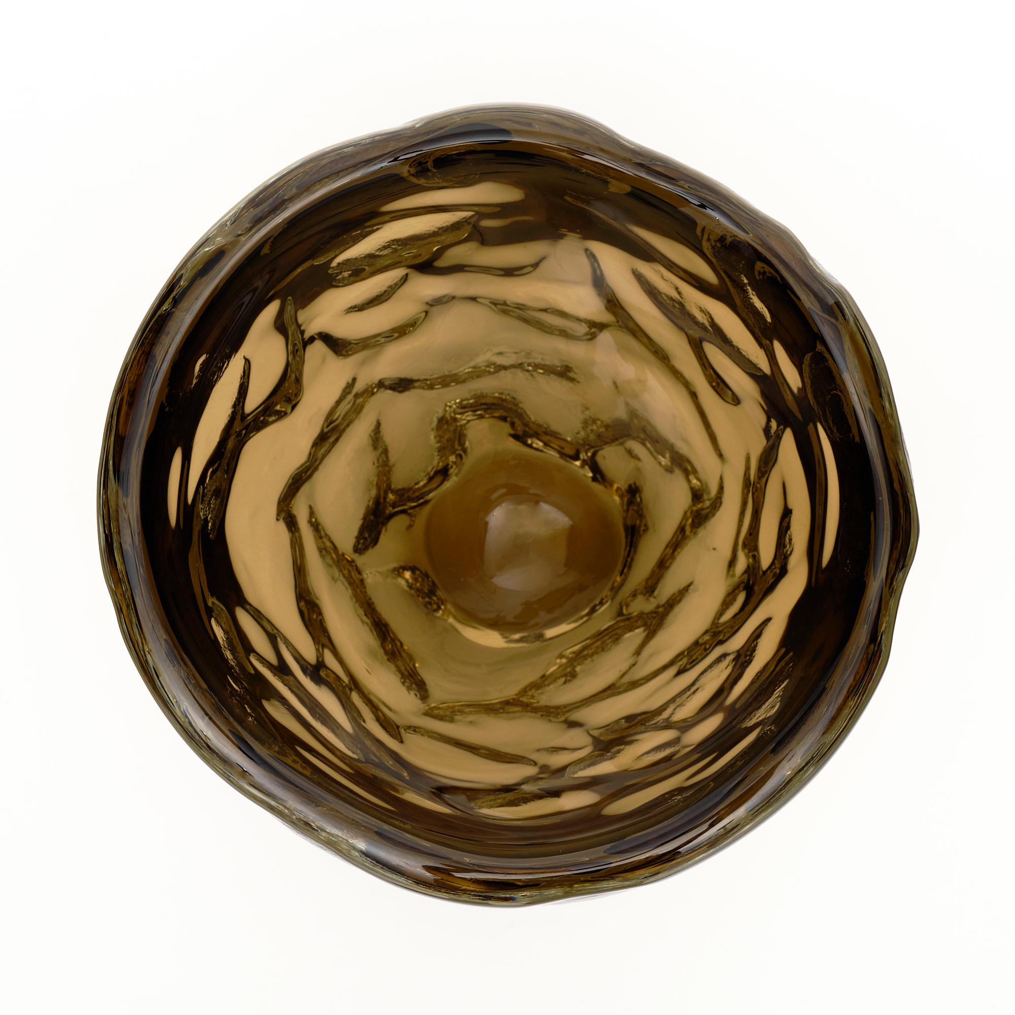 Vaso singolo proveniente dall'Isola di Murano, fuori Venezia, Italia. Questo pezzo è soffiato a mano in vetro color tabacco. La forma organica è un omaggio ad Alberto Burri. Creato da A. Donna.