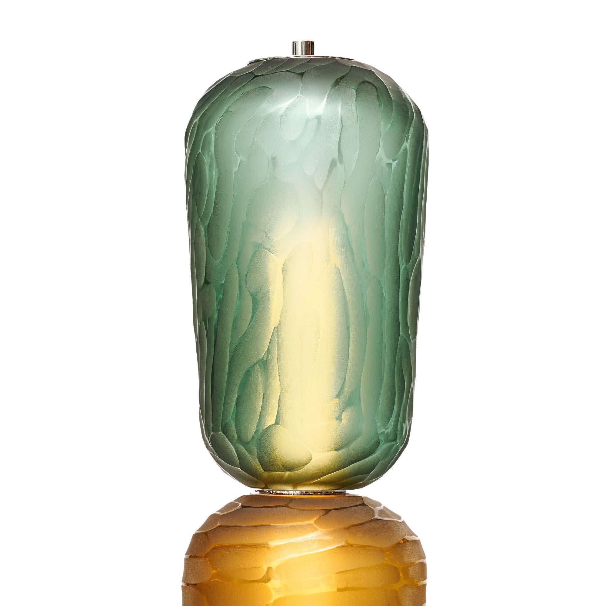 Lámpara de pie procedente de la isla de Murano, en las afueras de Venecia, Italia. Esta pieza está fabricada con una estructura cromada y elementos de vidrio soplado apilados en una estructura de tótem. Cada elemento de vidrio presenta la técnica