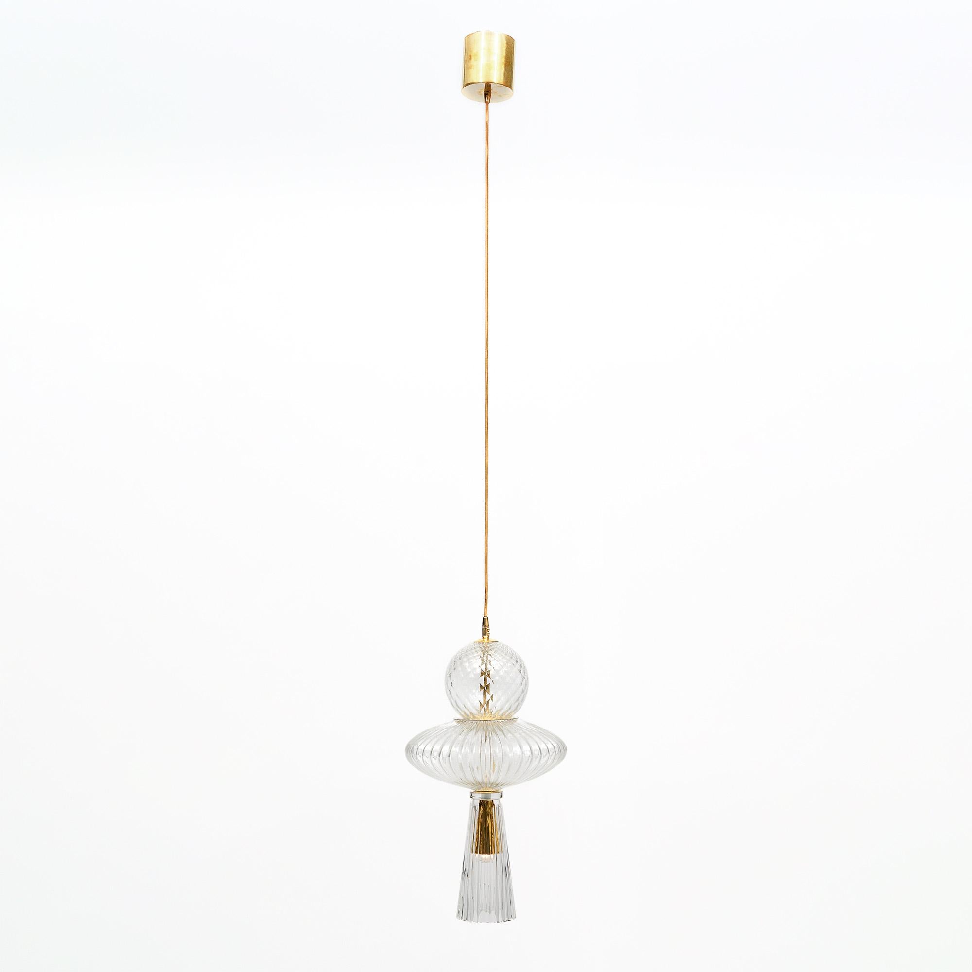 Pendenti in vetro di Murano nello stile di Ettore Sottsass. Questa coppia è caratterizzata da elementi di vetro soffiato a mano, tutti trasparenti e che mostrano la chiarezza per cui il vetro di Murano è famoso. Ogni pezzo di vetro ha una