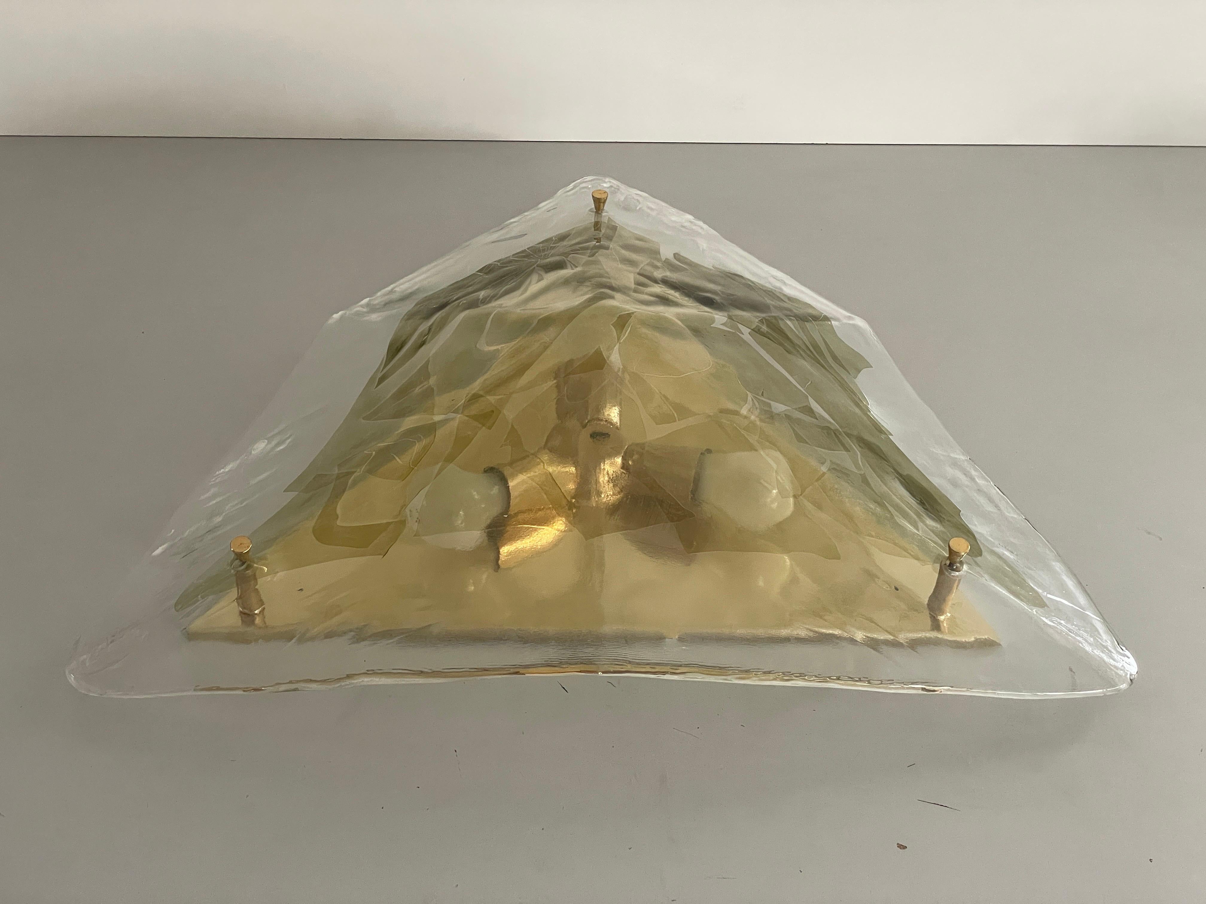 Lampada da soffitto grande in vetro di Murano con design a triangolo di La Murrina, anni '80, Italia

Il paralume è in ottime condizioni vintage.

Questa lampada funziona con 3x lampadine E27. 
Cablato e adatto all'uso con 220V e 110V per tutti i