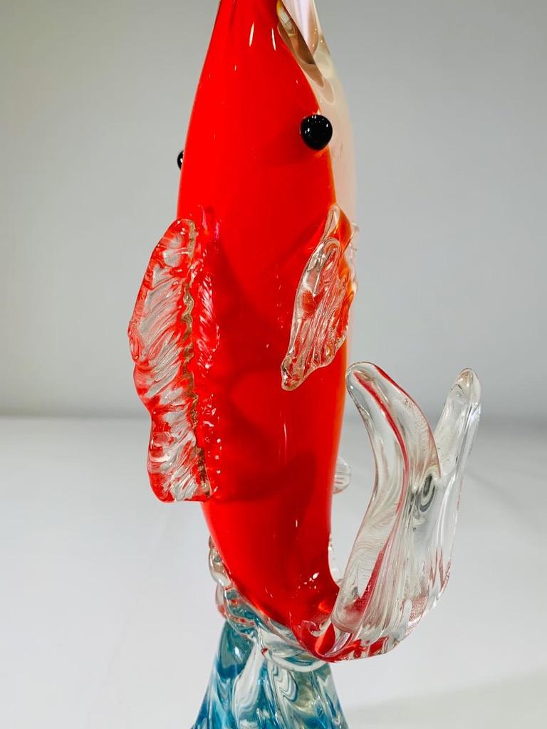 Mid-Century Modern Vase à poisson tricolore en verre de Murano, vers 1950. en vente