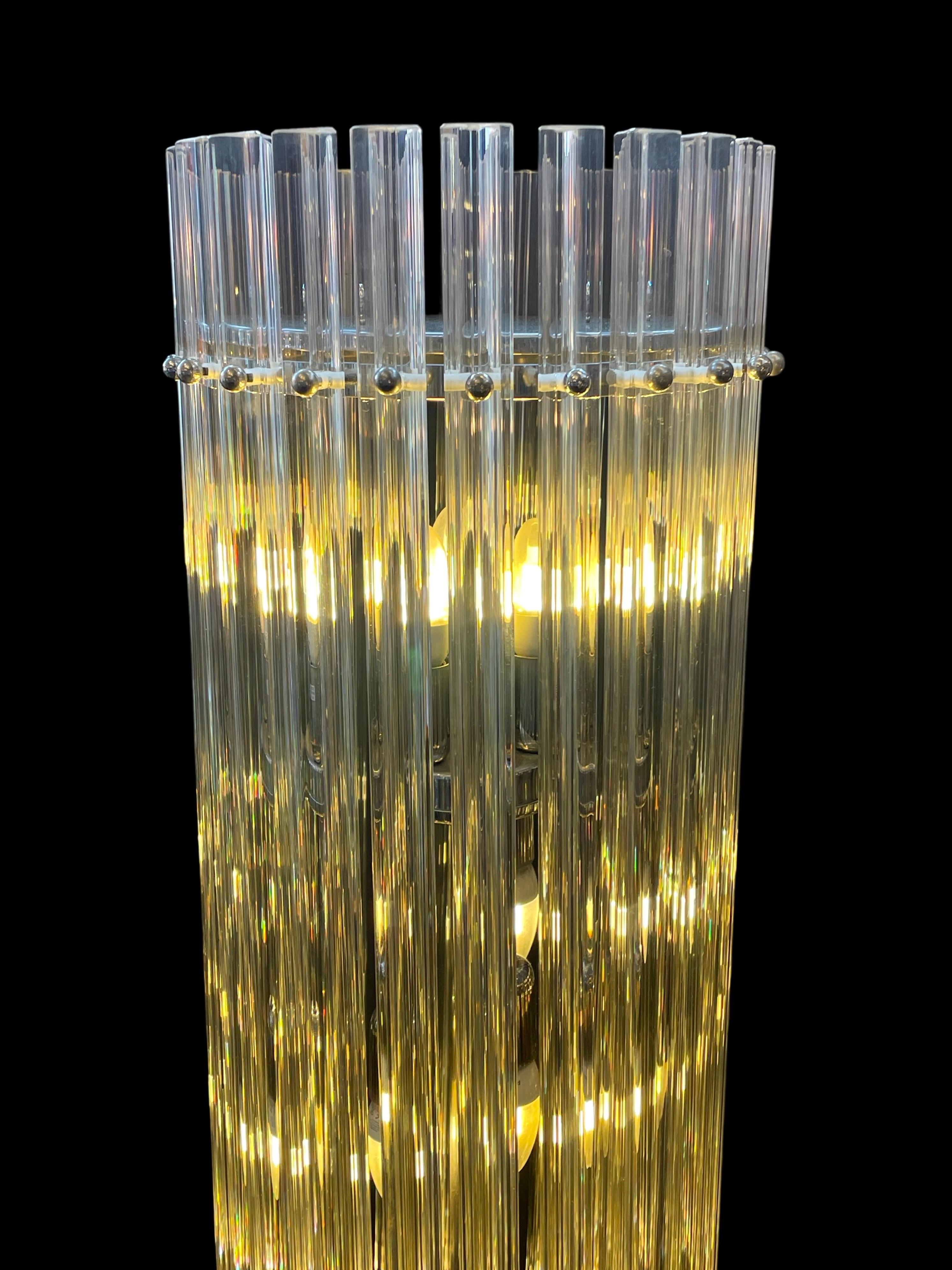 Descubre una rara joya de elegancia moderna con esta exquisita lámpara de pie de Murano del siglo XX, verdadero testimonio del arte de la cristalería veneciana.

Fabricada a mediados de la década de 1990, esta lámpara exhibe la incomparable belleza