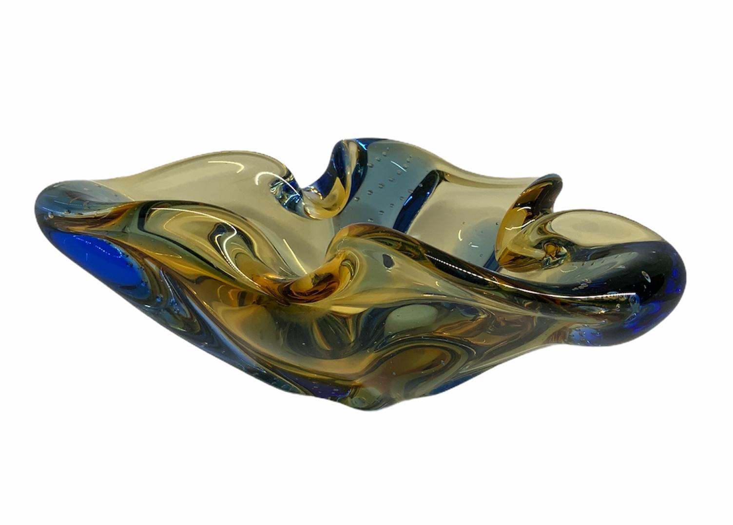 Murano Glass Trifoil Bowl In Good Condition For Sale In Guaynabo, PR