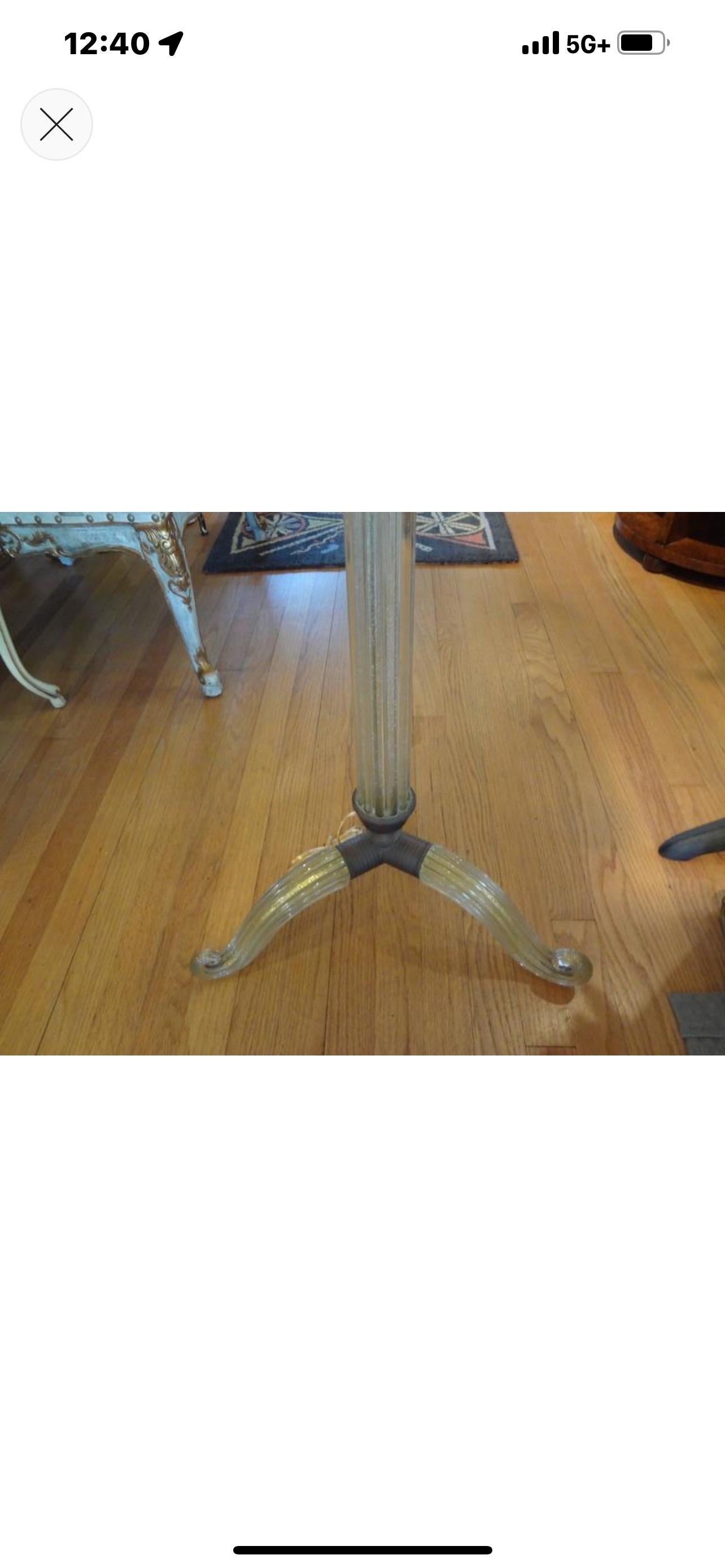 Lampadaire tripode en verre de Murano By Barovier.
Ce superbe lampadaire en verre de Murano infusé d'or, avec une base tripode et des ferrures en bronze, a été conçu par Ercole Barovier vers 1940.
Ce joli lampadaire en verre vénitien a été