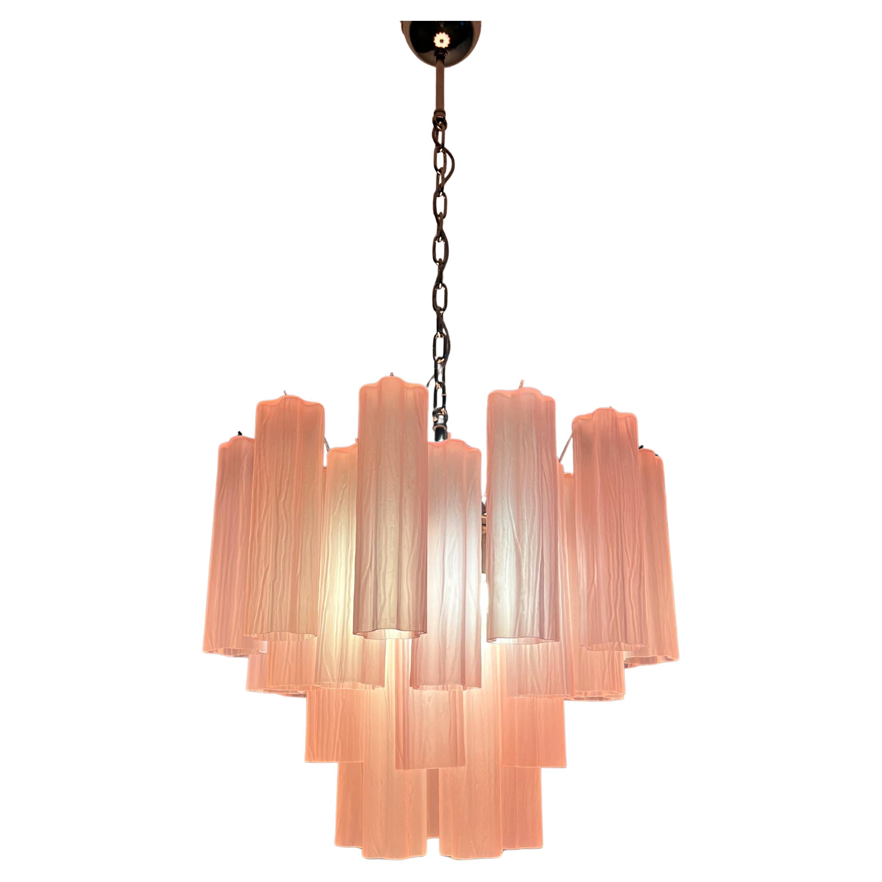 Lampadario vintage italiano in vetro di Murano e struttura in metallo nichelato. L'armatura in nichel lucido sostiene 36 grandi tubi di vetro rosa inciso a forma di stella.
Periodo: fine del XX secolo
Dimensioni: 45,30 pollici (115 cm) di altezza