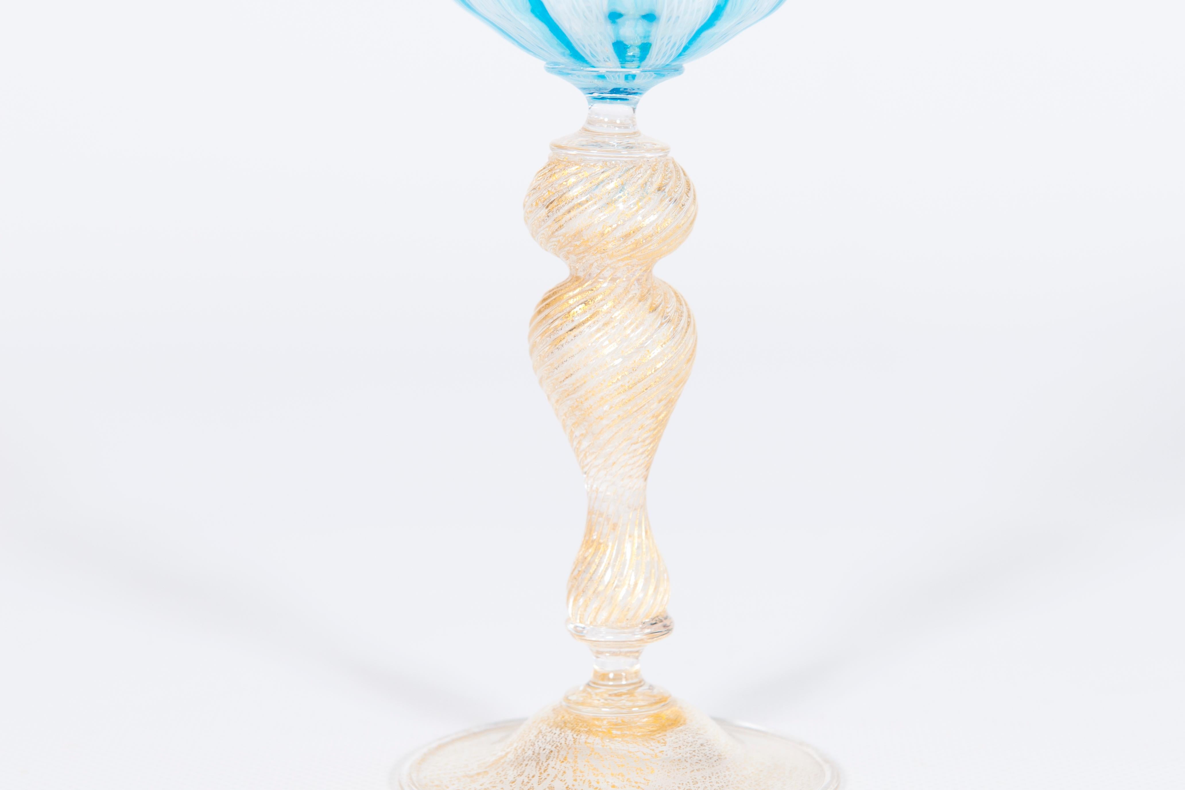 Calice en forme de trompette avec pied en torchon en verre de Murano, vers les années 1960 en vente 3