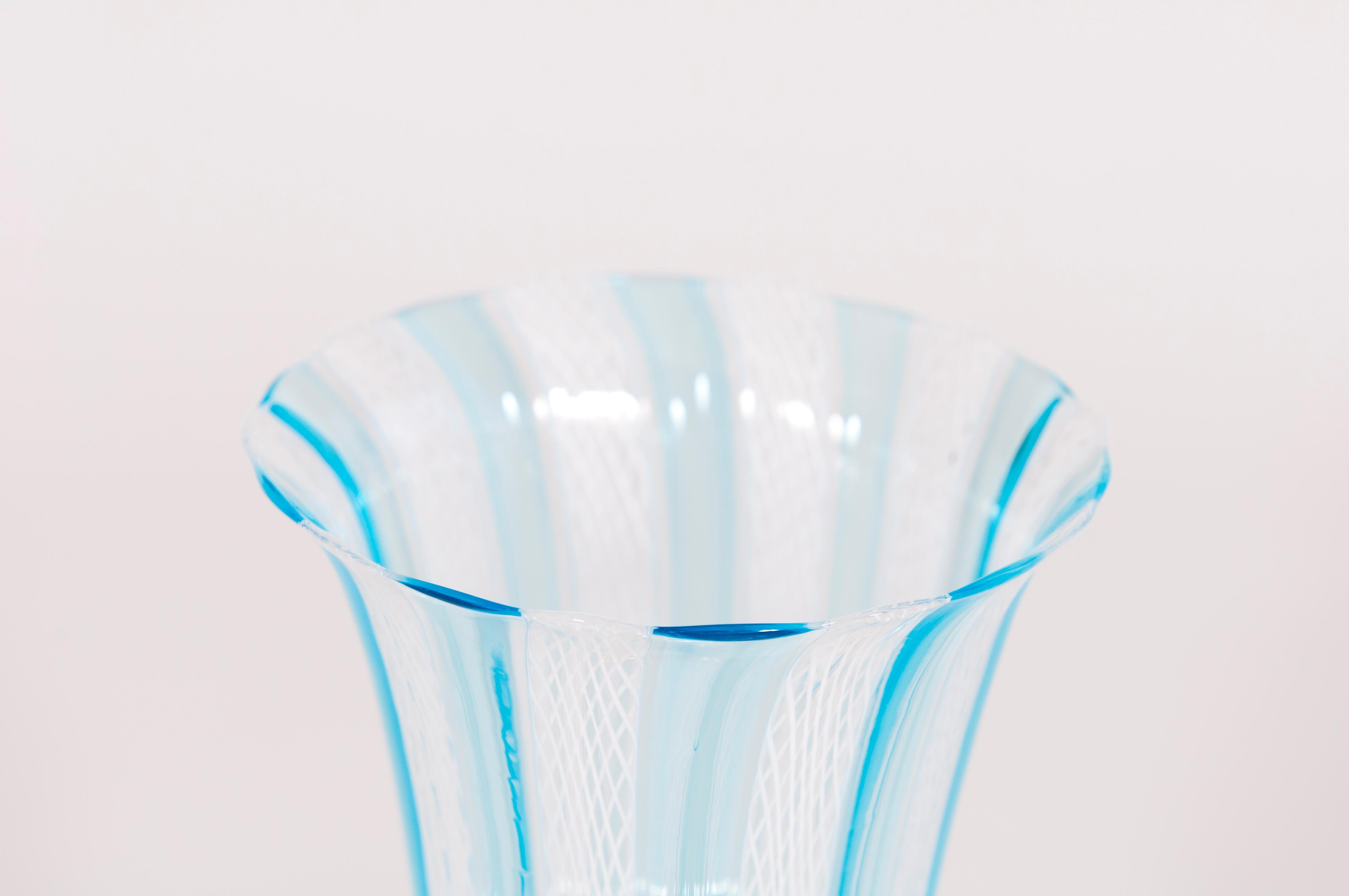Calice en forme de trompette avec pied en torchon en verre de Murano, vers les années 1960 en vente 5