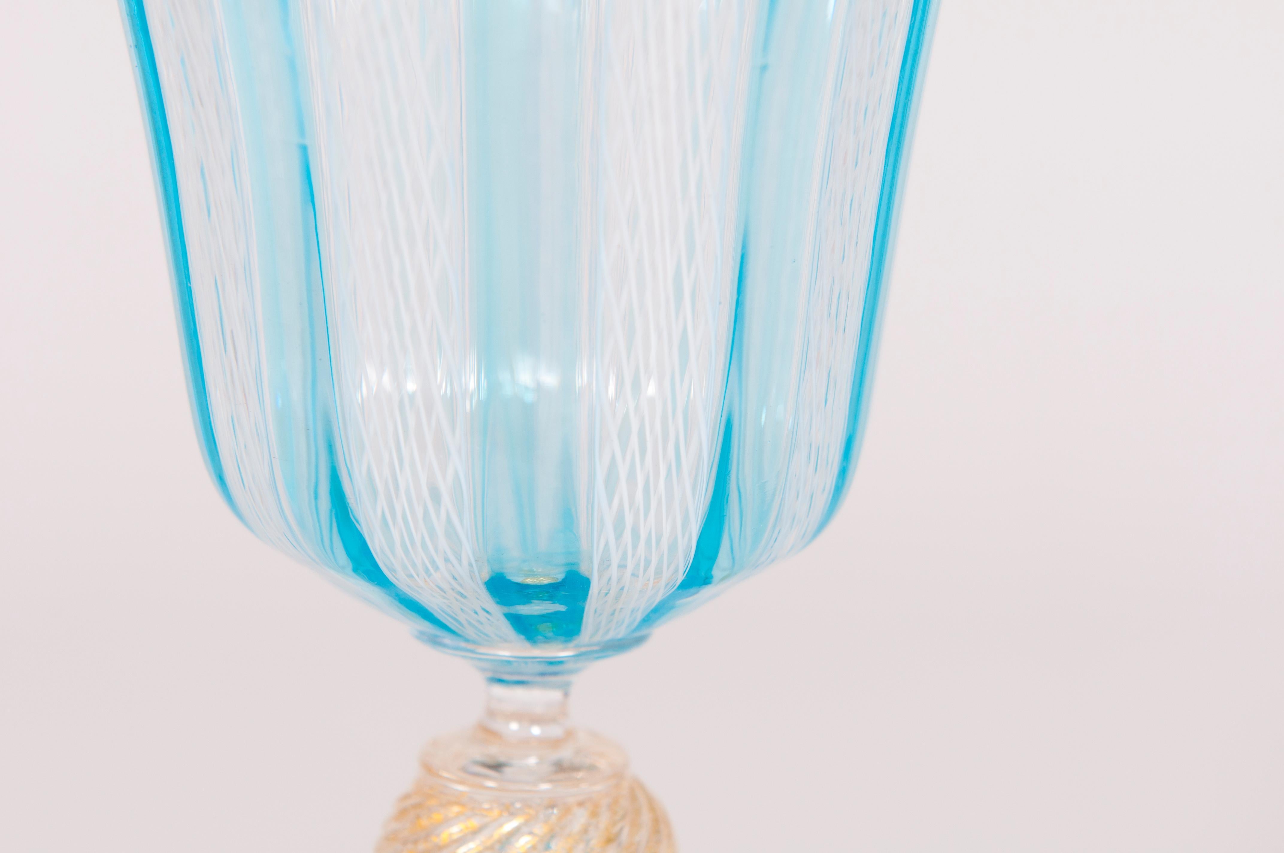 Calice en forme de trompette avec pied en torchon en verre de Murano, vers les années 1960 en vente 7