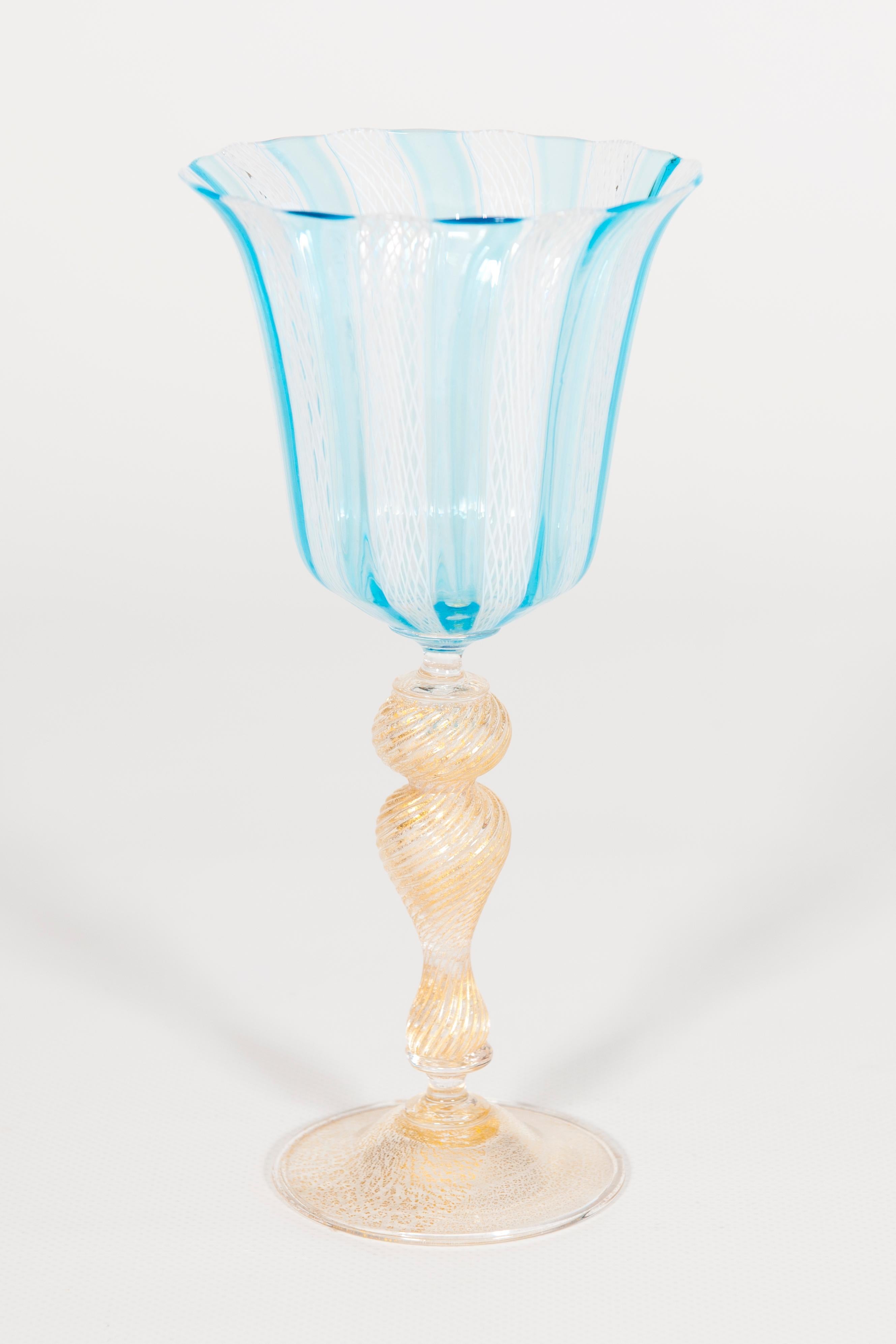 Calice en forme de trompette avec pied en torchon en verre de Murano, vers les années 1960 en vente 8
