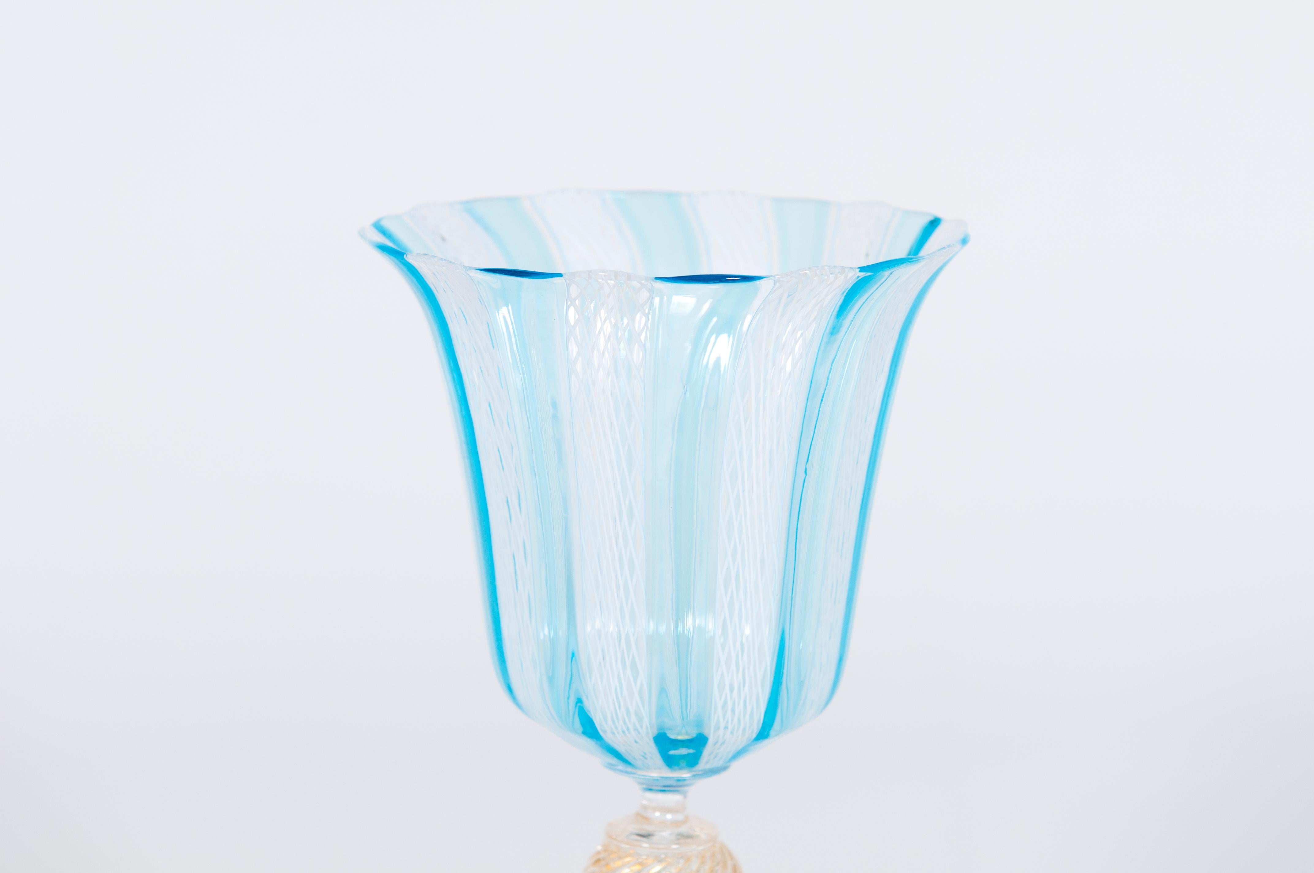 Calice en forme de trompette avec pied en torchon en verre de Murano, vers les années 1960 en vente 11