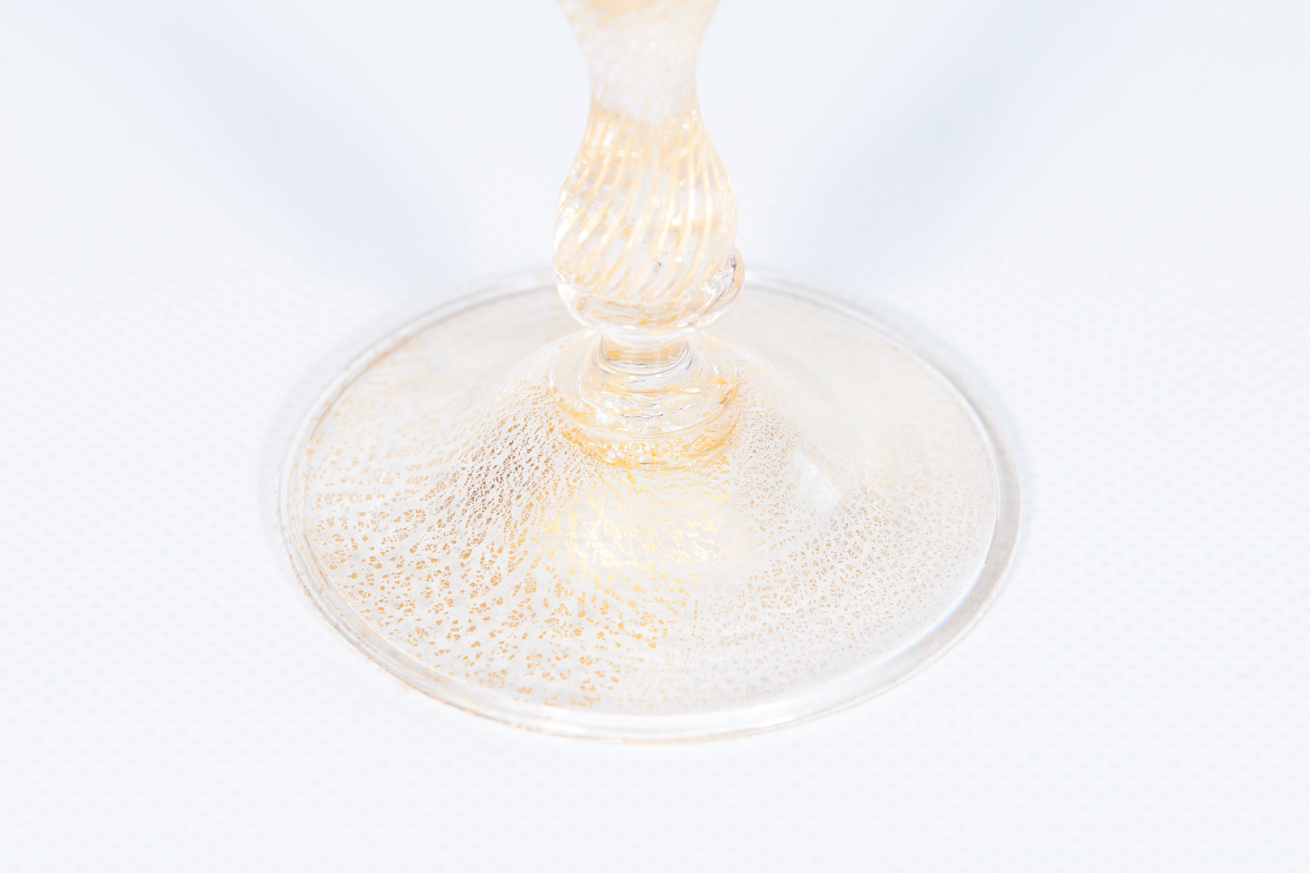 Milieu du XXe siècle Calice en forme de trompette avec pied en torchon en verre de Murano, vers les années 1960 en vente