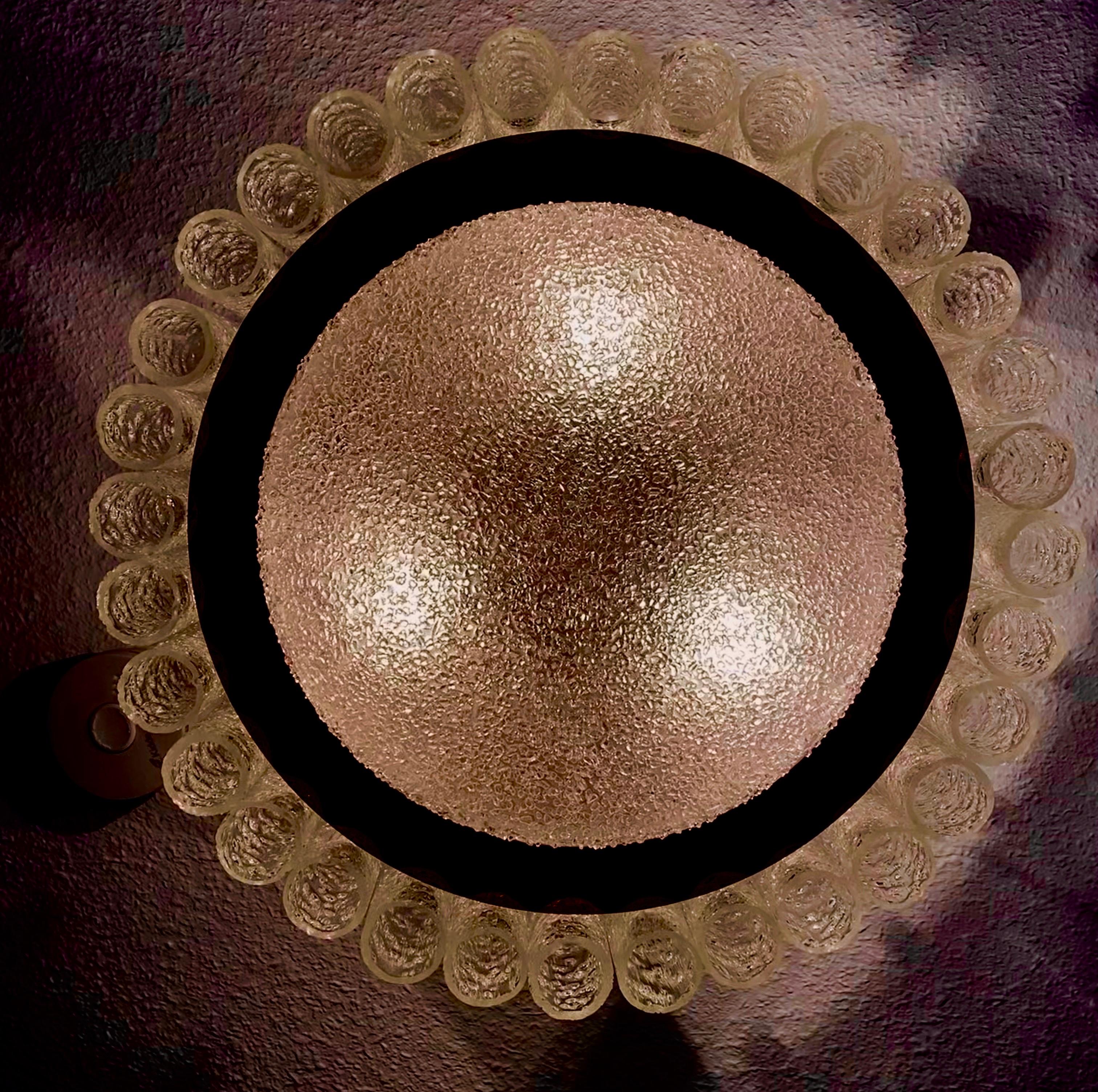 Una lámpara de techo de Doria de los años 1960/1970.
La lámpara con 32 tubos de cristal está en muy buen estado, con mínimos signos de desgaste. Todos los tubos y la base de cristal están en buen estado.
Altura de los tubos de vidrio aprox. 13 cm
6