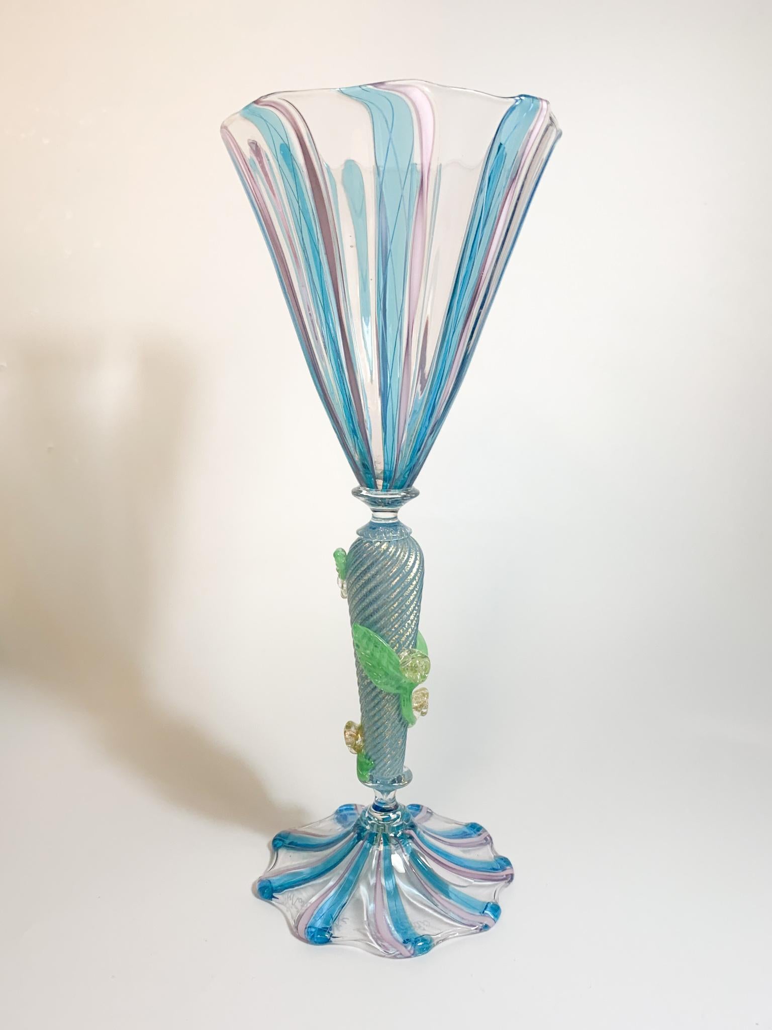 Glass in blue, pink and green Murano glass, with filigree work and roses carved on the stem, made by Marino Santi in the 1950s

Ø 10 cm h 25 cm