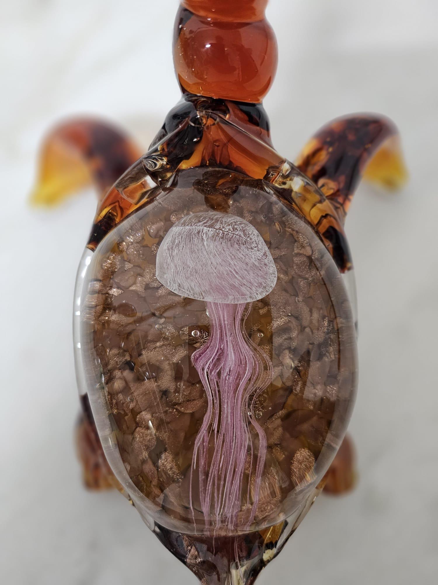 Tortue en verre de Murano, méduse à l'intérieur de la carapace, 1970
Objet polychrome très particulier en verre de Murano. Tortue avec une méduse à l'intérieur de sa carapace.
Excellent état. 

Nous garantissons un emballage adéquat et nous
