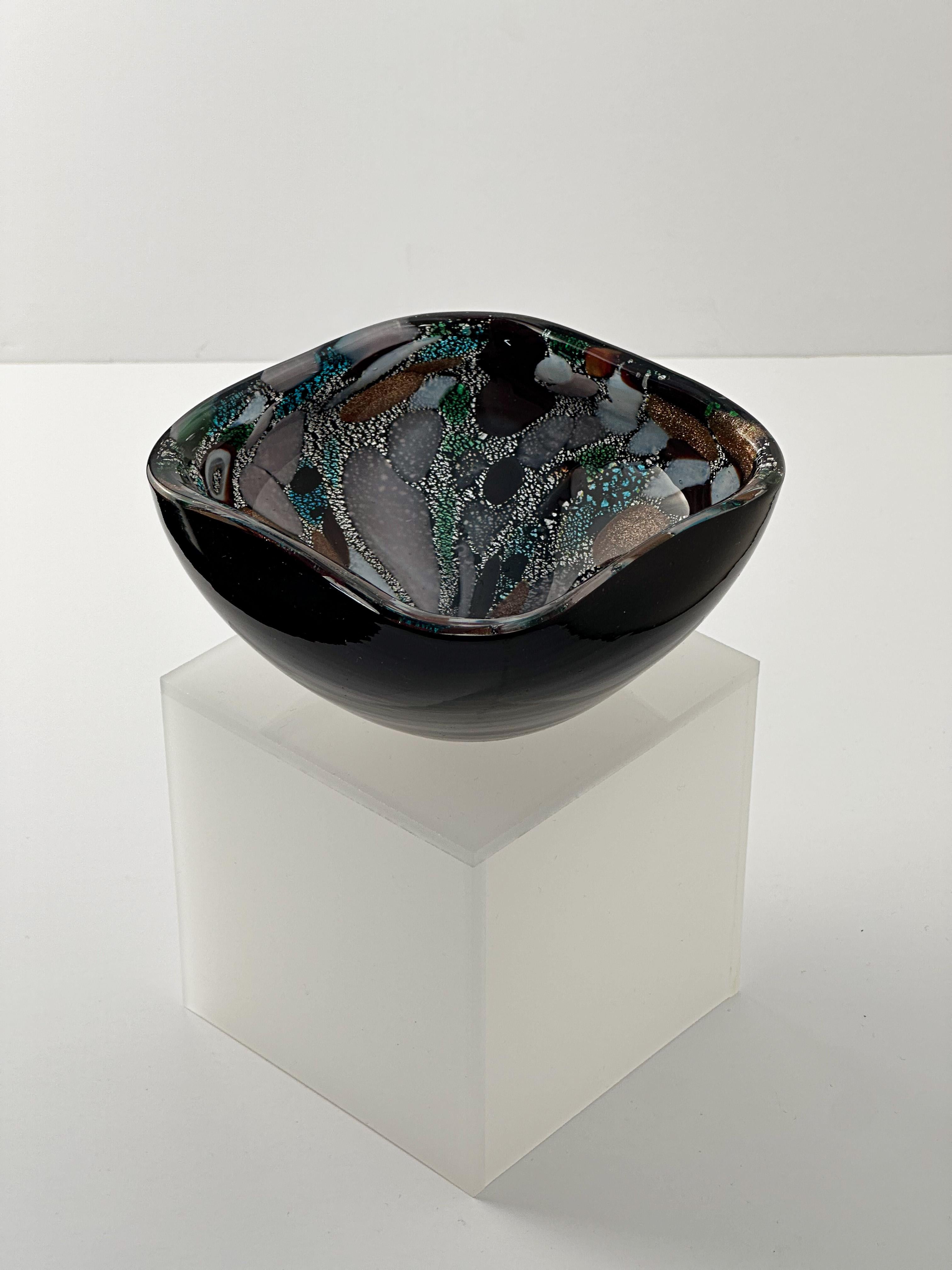 Cuenco o baratija de cristal de Murano de mediados del siglo XX, fabricado en Italia a finales de la década de 1950 en la famosa isla de Murano.

Este maravilloso cuenco de cristal se atribuye a  Dino Martens para Aureliano Toso y tiene forma