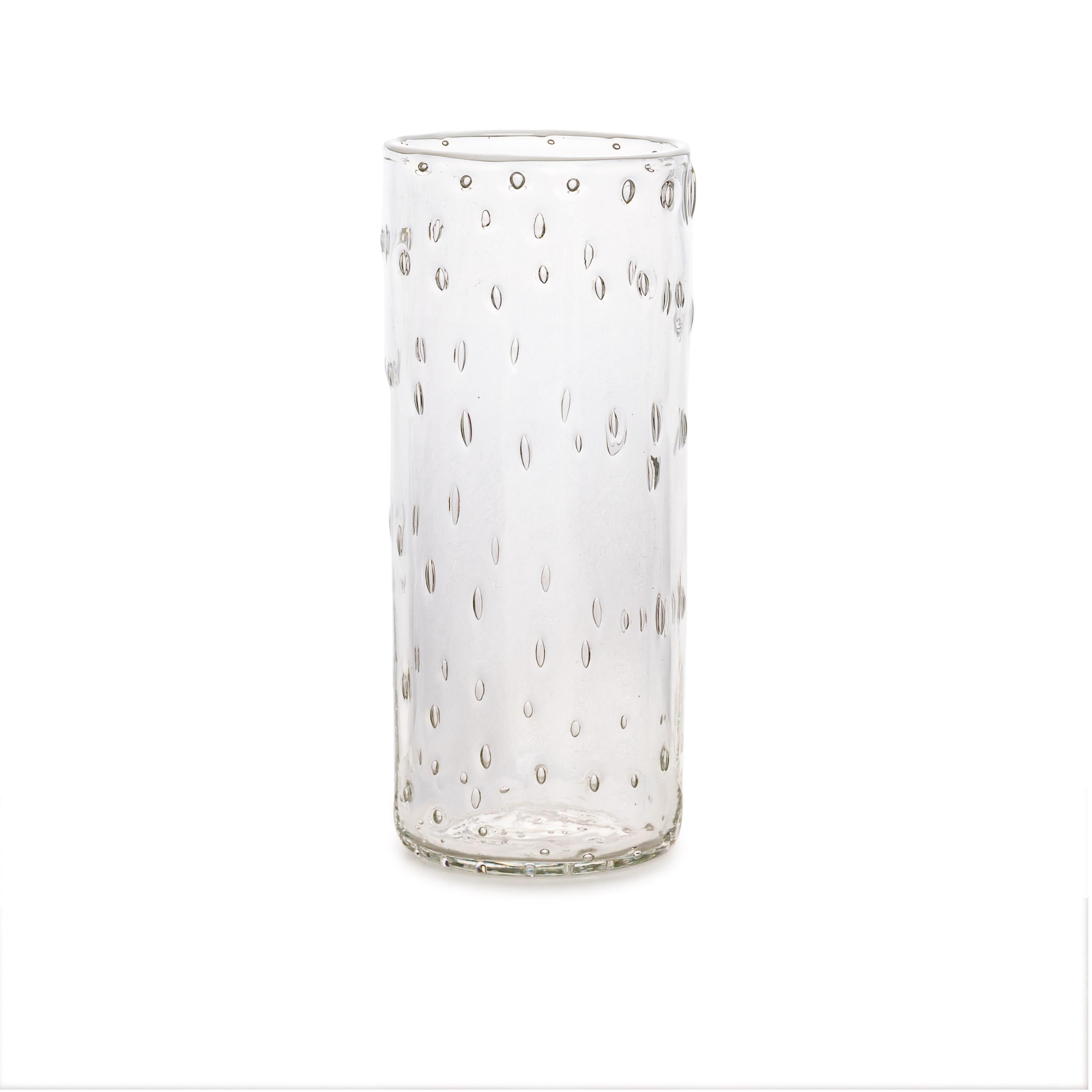 Découvrez nos gobelets ultralégers en verre de Murano, méticuleusement fabriqués par un expert Maestro spécialisé dans l'art du soufflage à la bouche. Ces gobelets sont habilement créés sans l'utilisation de moules, ce qui garantit leur qualité