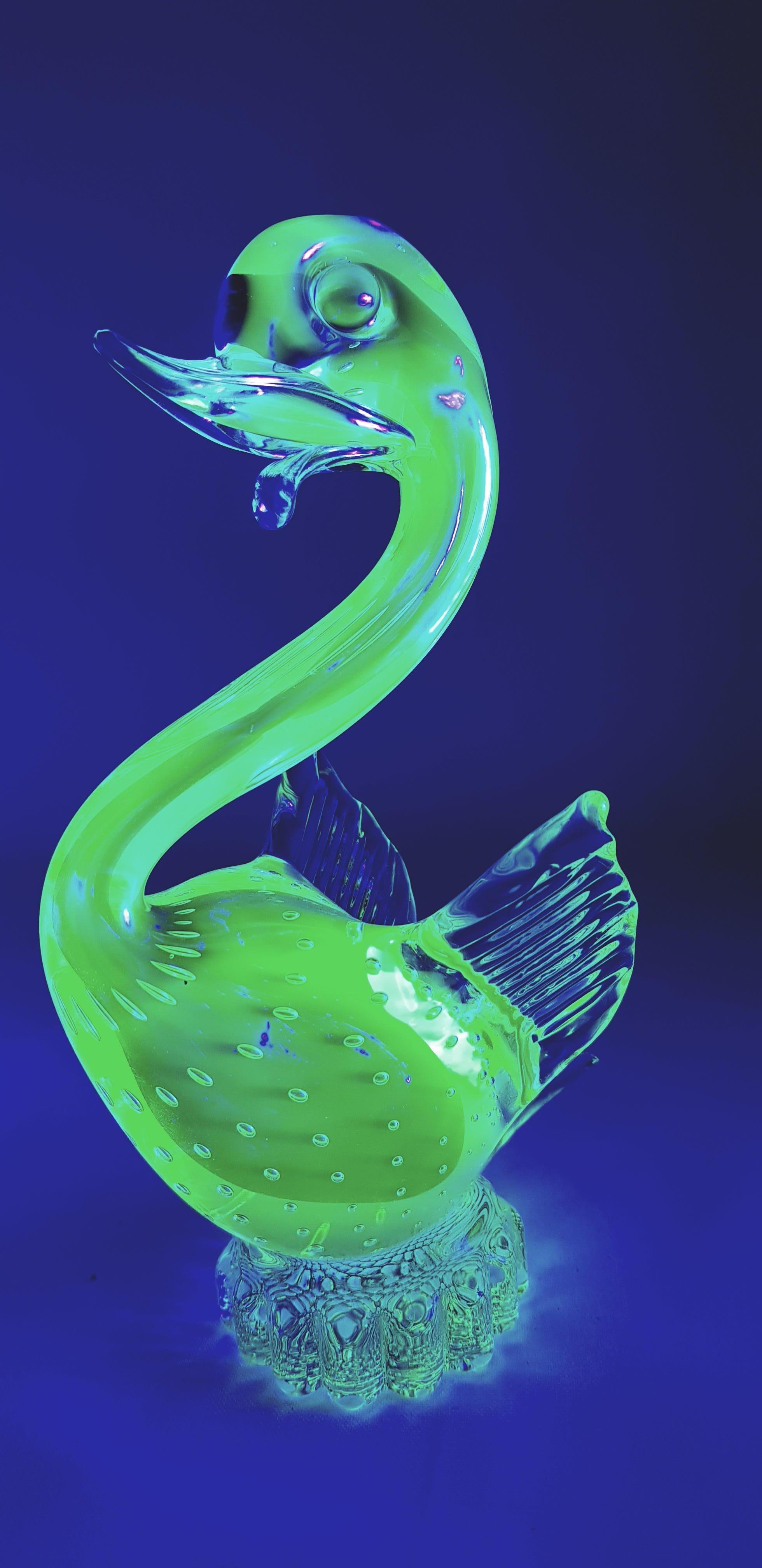 Art Nouveau Murano Glass Uranium Bird with Controlled Bubbles For Sale
