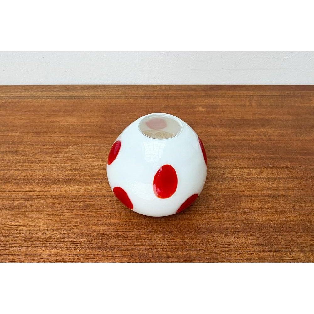 Vaso in vetro di Murano, anni '70, in ottime condizioni. Progettato dal 1970 al 1979.

Informazioni aggiuntive:
Materiali: Vetro
Colore: rosso
Tipo di articolo: Vintage, Antico o Pre-owned
Dimensioni: 6,3ʺW × 6,3ʺD × 5,51ʺH
Condit: Alcune
