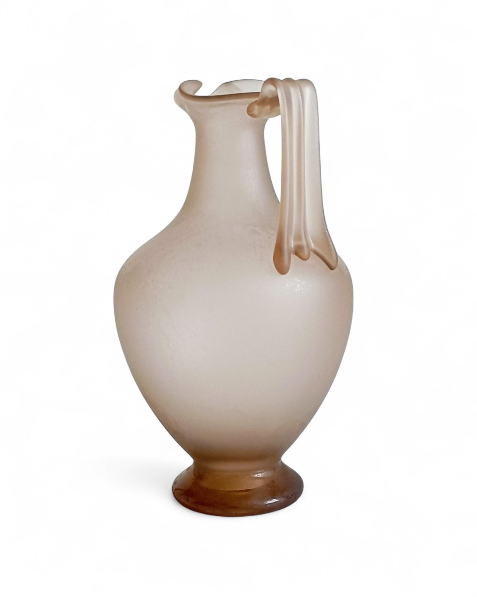 Art déco Vase en verre de Murano, style romain antique - finition nacrée gravée à l'acide, Italie, années 1930 en vente