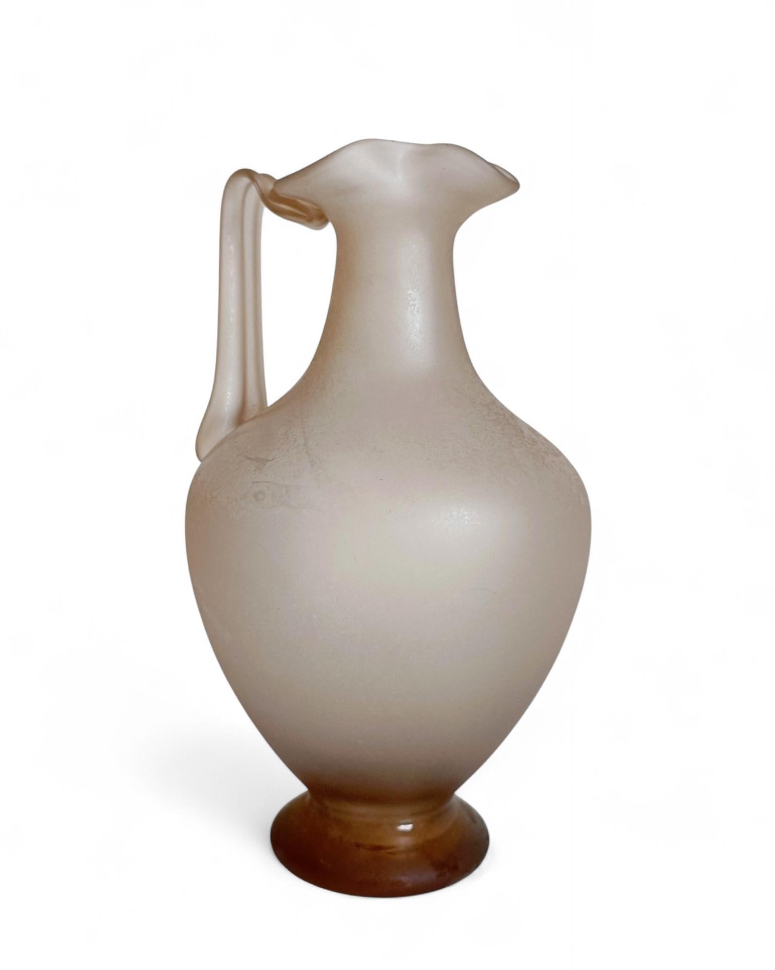 Dépoli Vase en verre de Murano, style romain antique - finition nacrée gravée à l'acide, Italie, années 1930 en vente