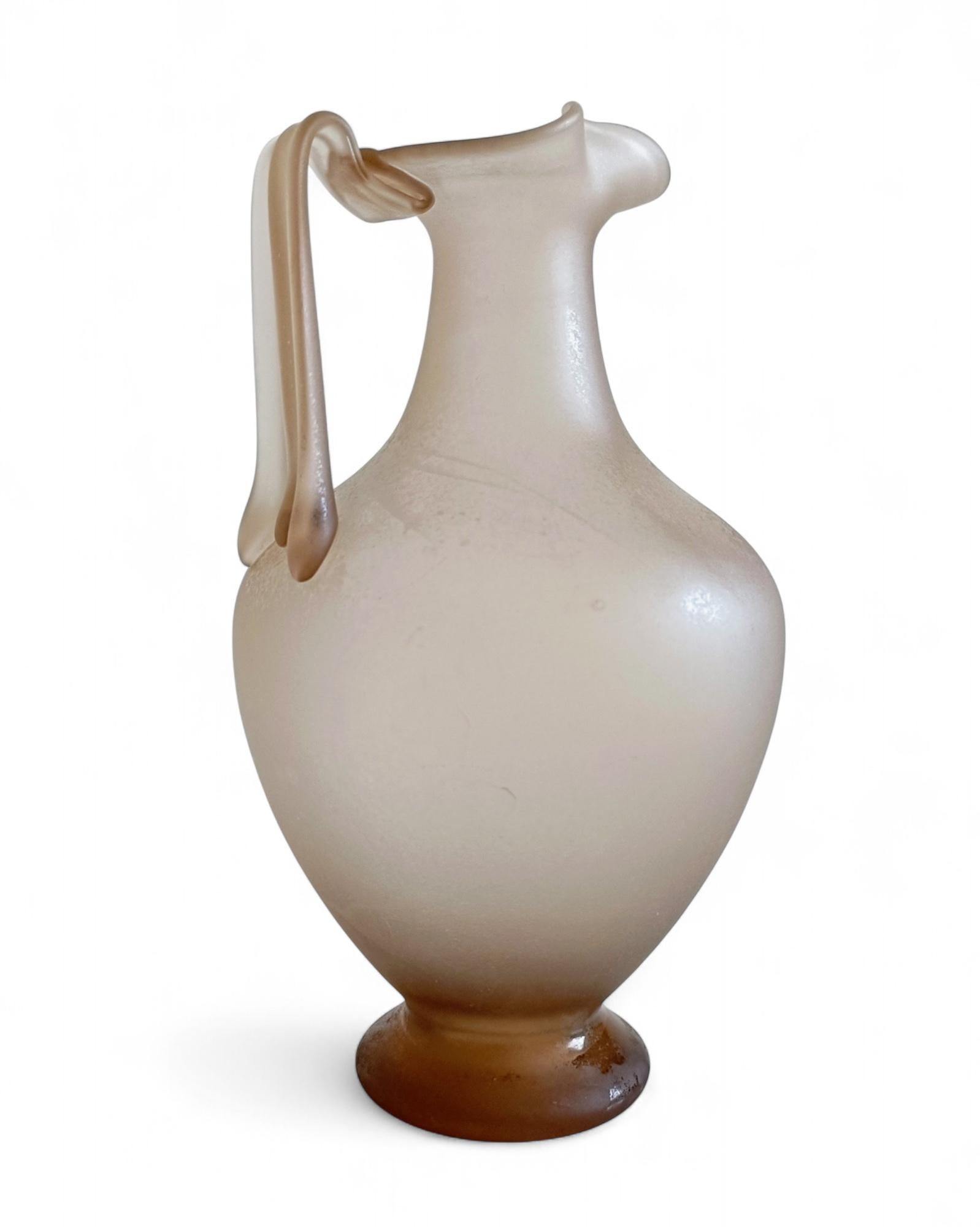 Vase en verre de Murano, style romain antique - finition nacrée gravée à l'acide, Italie, années 1930 Excellent état - En vente à Valencia, VC