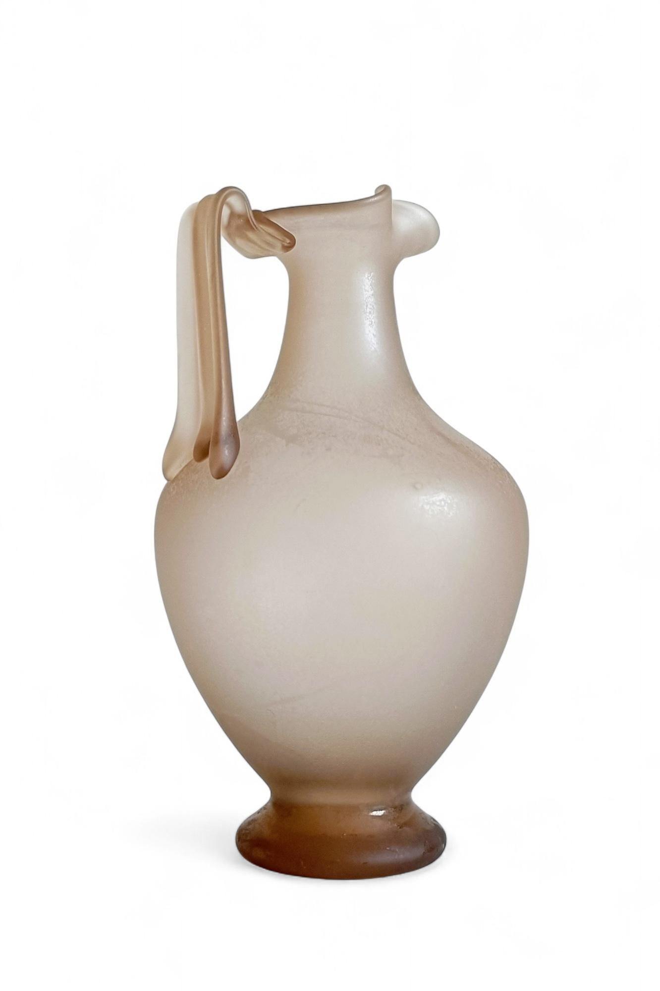 Milieu du XXe siècle Vase en verre de Murano, style romain antique - finition nacrée gravée à l'acide, Italie, années 1930 en vente