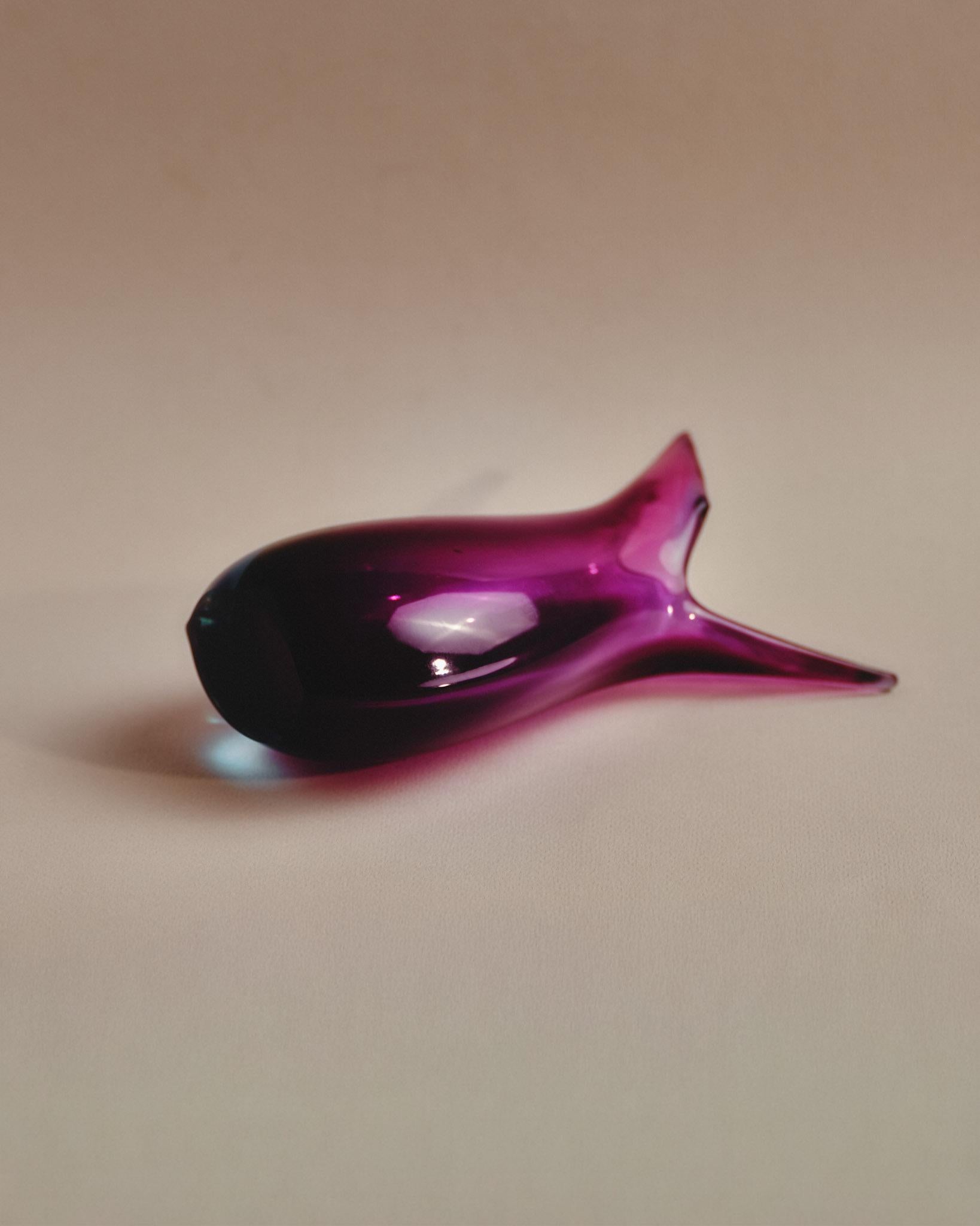 Vase en verre de Murano signé Archimede Seguso, datant des années 1950.
Réalisé selon la technique du Sommerso (superposition de verres colorés), il présente un dégradé de bleu lagon et de violet améthyste, typique de l'artisanat vénitien