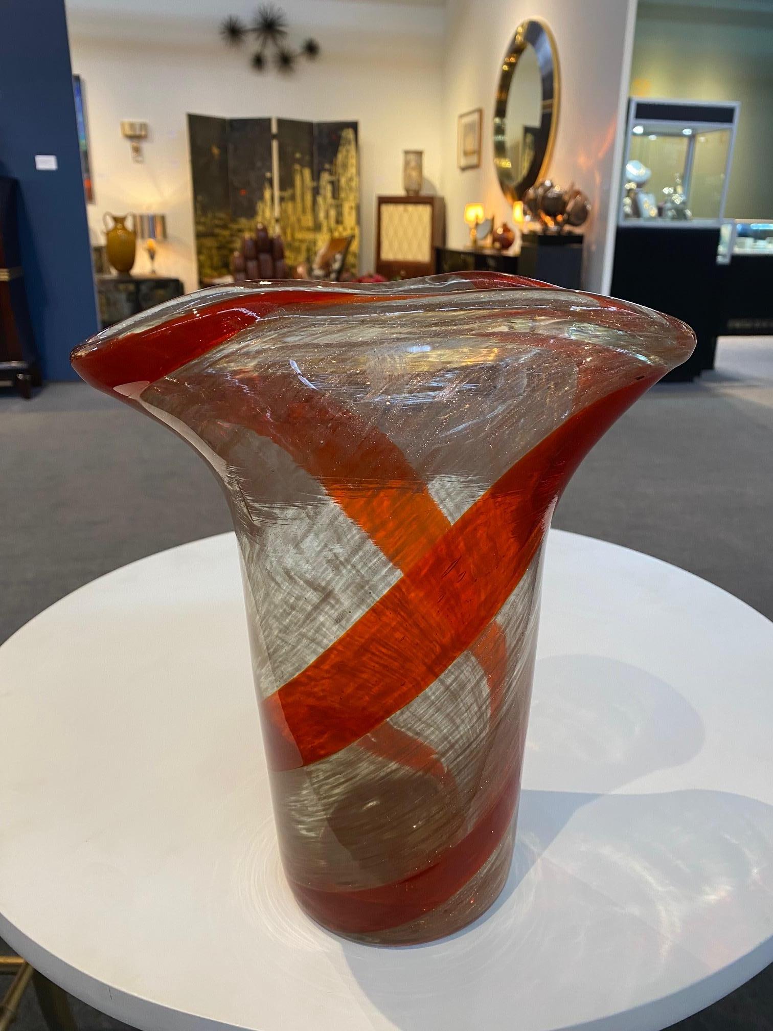 Vase aus Murano-Glas, Fratelli Toso zugeschrieben. 
Aufkleber 