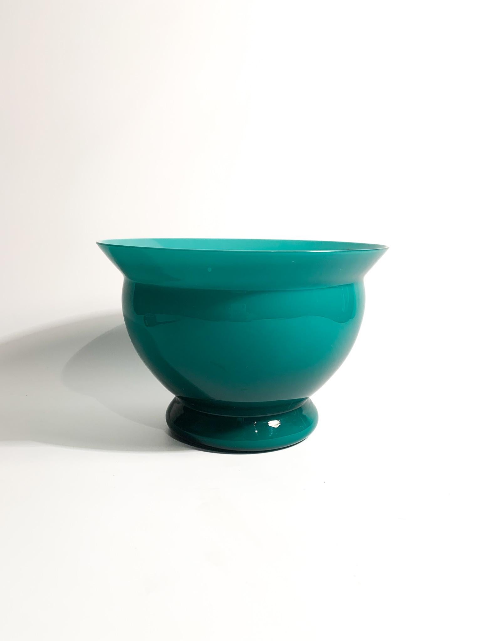 Vase en verre de Murano bleu clair de Venini, conçu par Alessandro Mendini dans les années 1980.

Ø cm 18,5 h cm 12,5

Depuis la fin des années 70, Alessandro Mendini fait partie des innovateurs du design italien. Il a travaillé pour de nombreuses