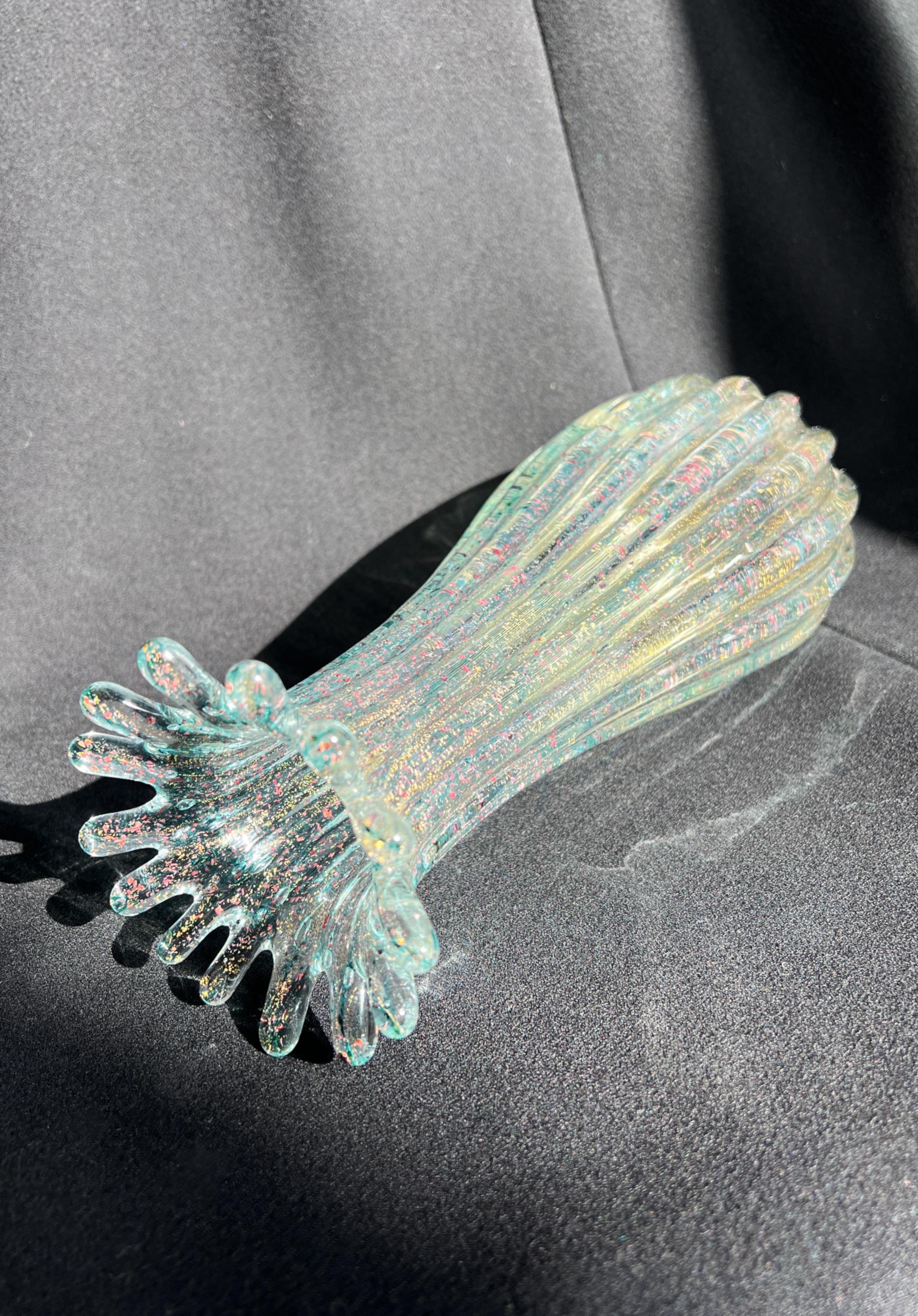 Vaso in vetro di Murano di Archimede Seguso, anni '70

Questo straordinario vaso è una vera e propria opera d'arte. Il vetro trasparente è infuso con delicate macchie d'oro, rosa e blu che creano un effetto sorprendente. Alla luce del sole, i colori