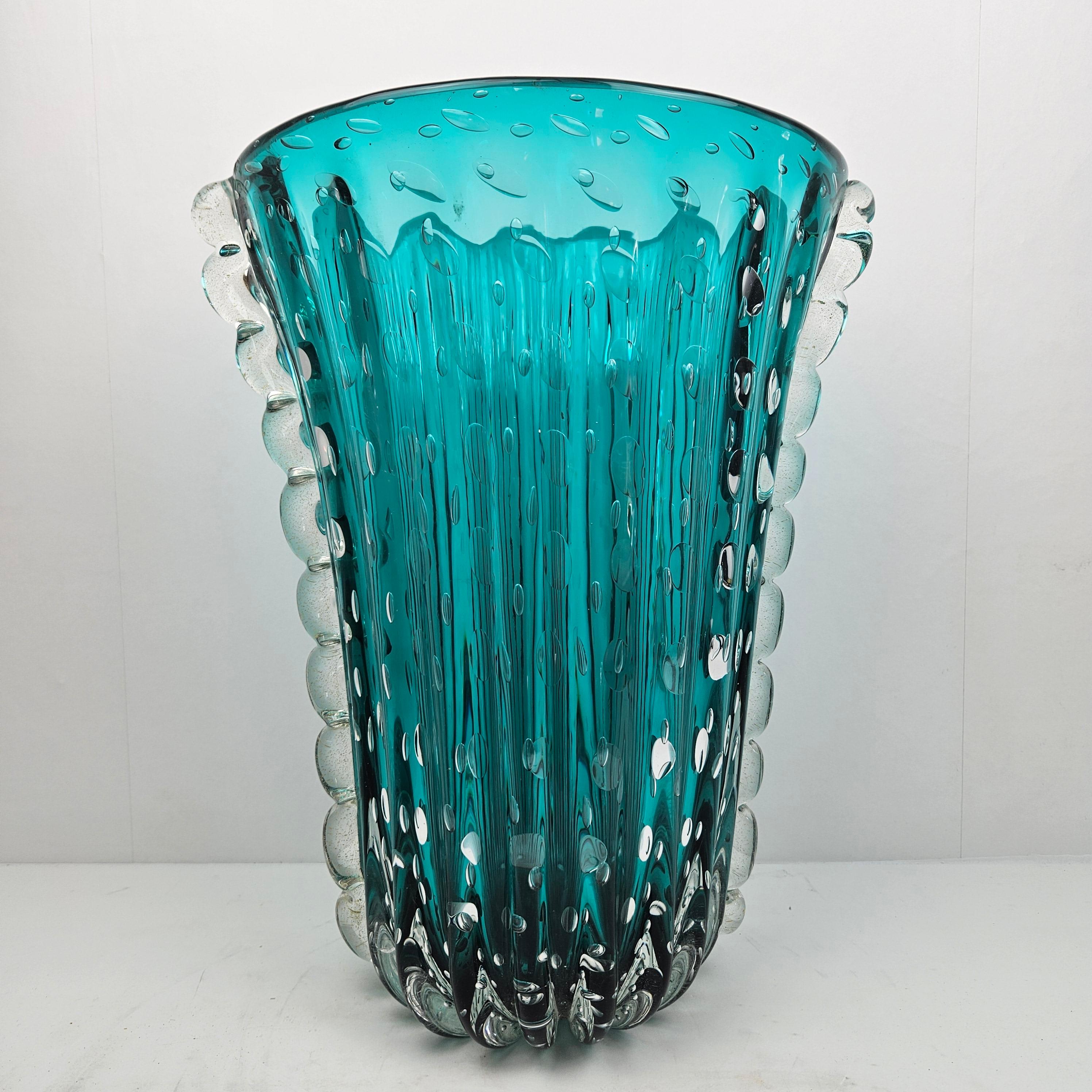 Bellissimo vaso a bolle in vetro di Murano color verde acqua.
Fabbricato da Archimede Seguso per Vetri d'Arte negli anni '80, Italia. 

Questo bellissimo vaso in vetro veneziano è realizzato in vetro soffiato a mano. 
La superficie esterna è a