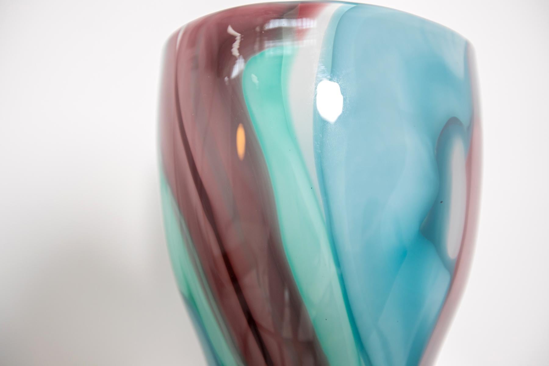 Seltene und wunderschöne Vase aus Murano-Glas von Emmanuel Babled für Venini von 1996.
Die seltene Vase von Emmanuel Babled ist ein Prototyp und ein echtes Kunstwerk.
Es wurde mit einer Reihe von besonderen Techniken für die Bearbeitung von