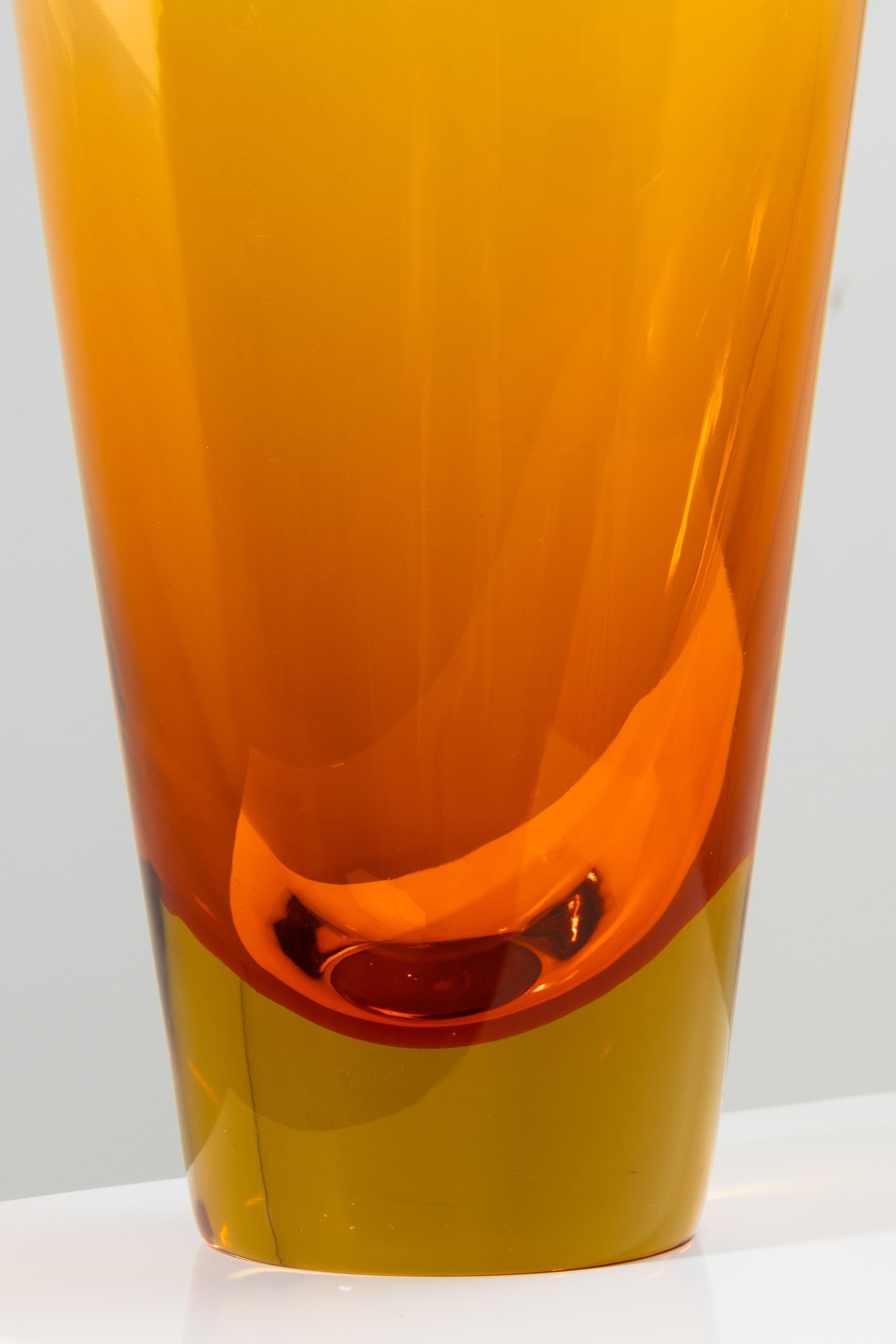 Murano glass vase by Flavio Poli, Seguso Vetri d’Arte.
Generously sized vase, conical in shape.
In sommerso glass, the bright red body covered with transparent yellow glass.
Color variant known as “Rosso Cinese – Giallo”.