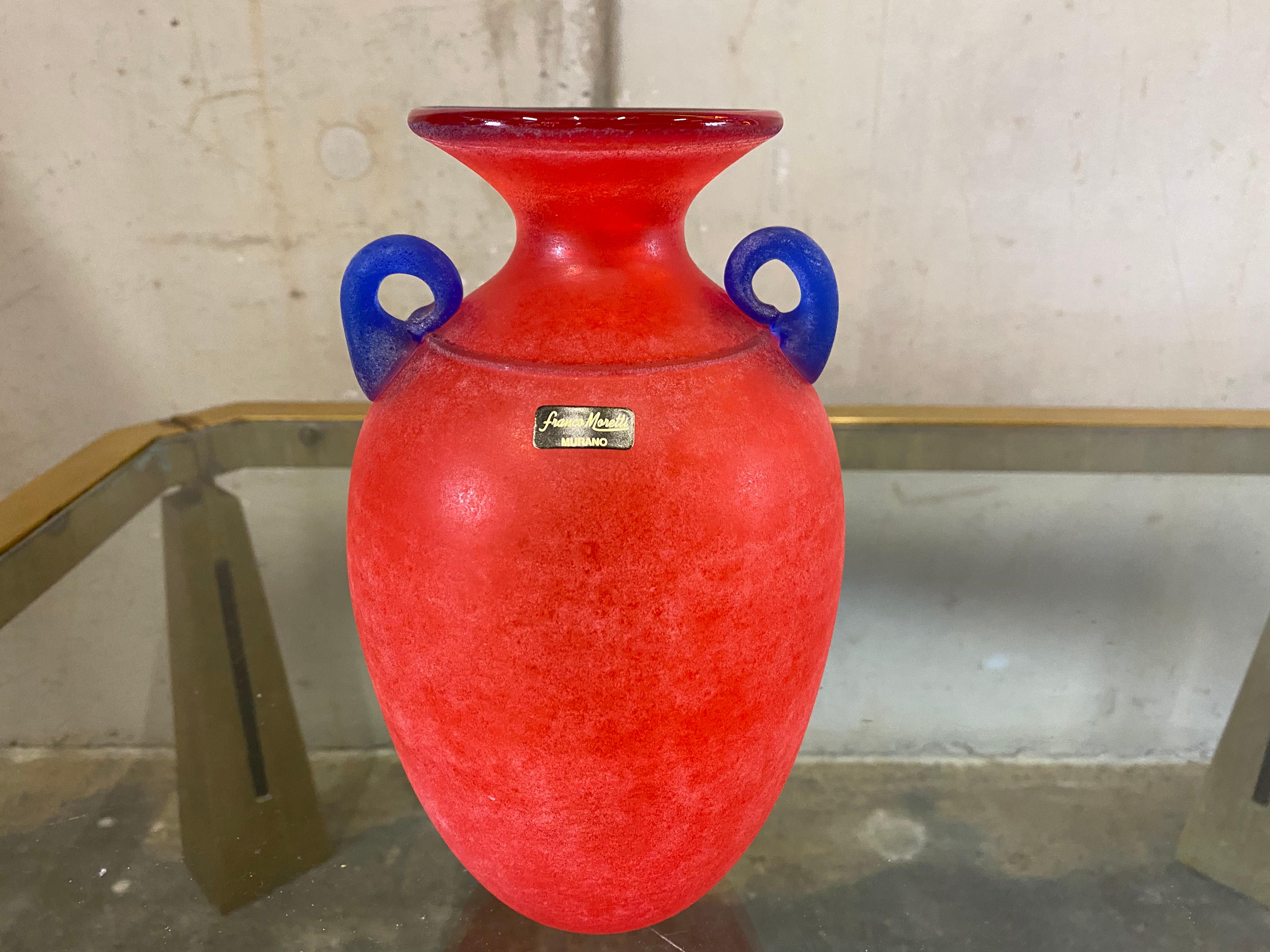 Murano glass vase by the artist Franco Moretti from Italy of the 1980s. The vase is signed on the bottom and is in very good condition. The colorful piece brings color into your home and is guaranteed to put you in a good mood. The strong colors,