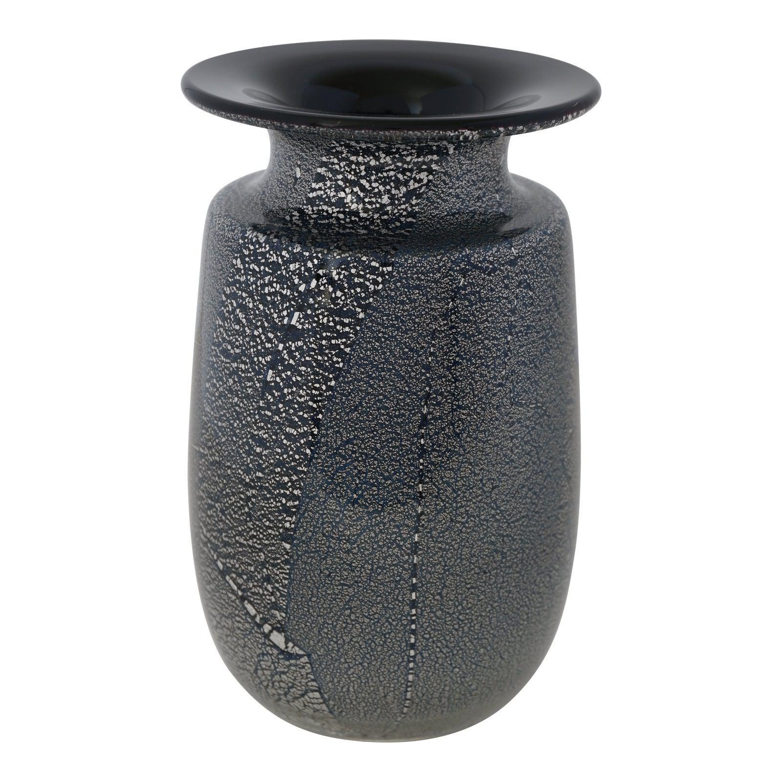 Diese stilvolle und schicke Vase aus schwarzem und silbernem Muranoglas wurde von Larry Laslo in den 1970er bis frühen 1980er Jahren entworfen.

 