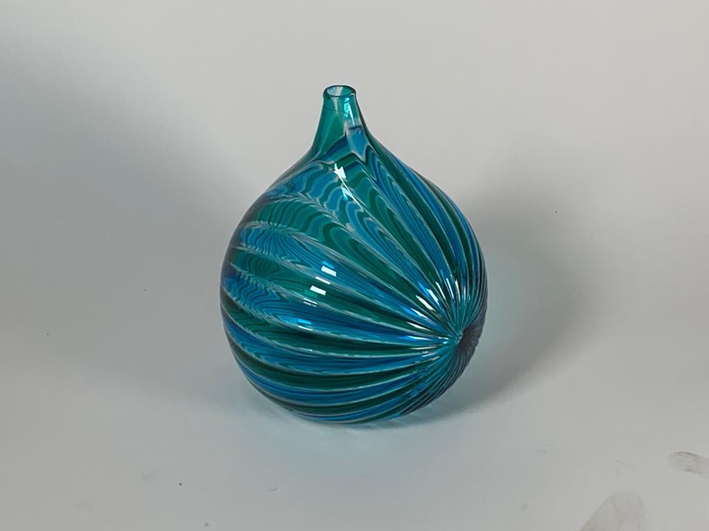 Vase aus Murano-Glas von Mario Ticco für Veart, 1984. Unterschrieben.

Über VeArt
VeArt wurde 1965 von Sergio Billiotti und Ludovico Diaz De Santillana gegründet. Letzterer war nicht nur der Gründer von VeArt, sondern auch der künstlerische Leiter