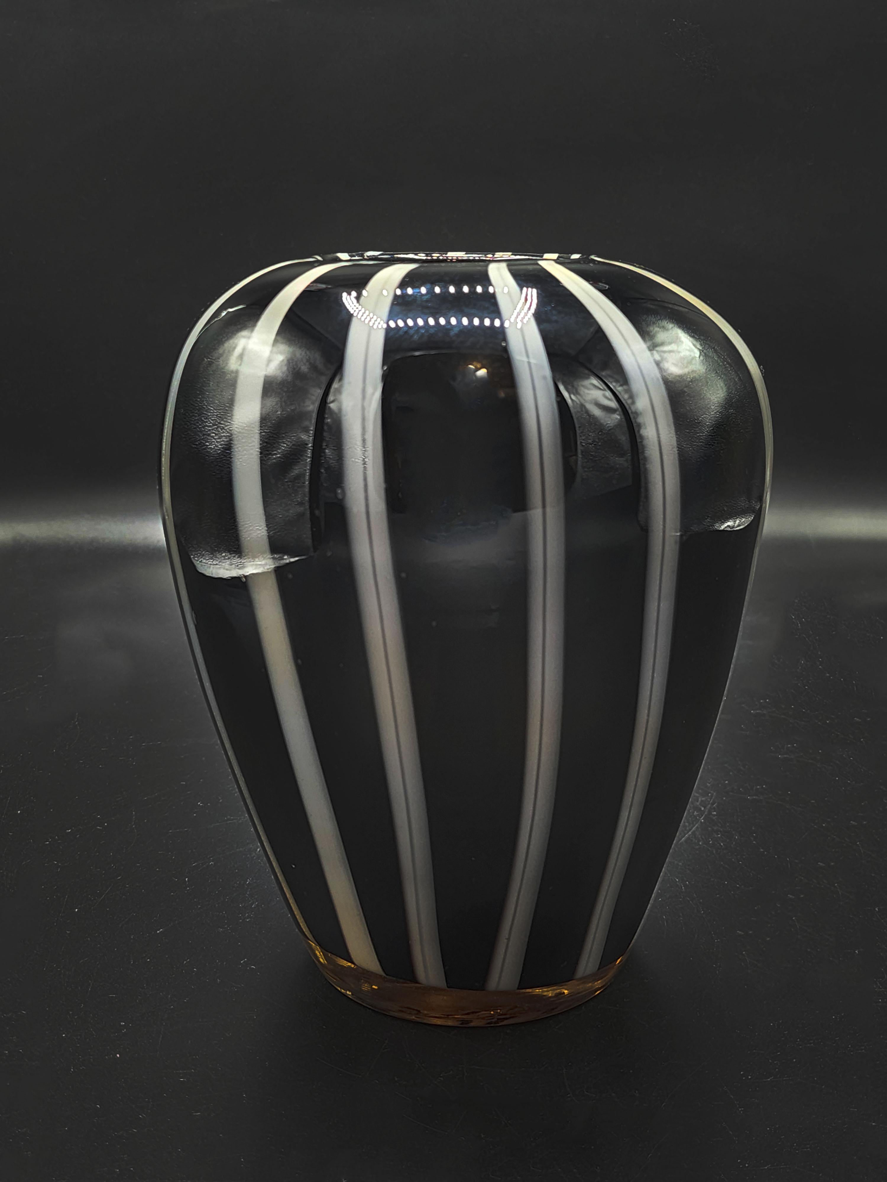Vaso in vetro di Murano di Venini
Bellissimo vaso in vetro di Murano nero a righe verticali bianche, del produttore Venini e del designer Fulvio Bianconi.
Misure:
Altezza: 21 centimetri
Diametro: 15 centimetri