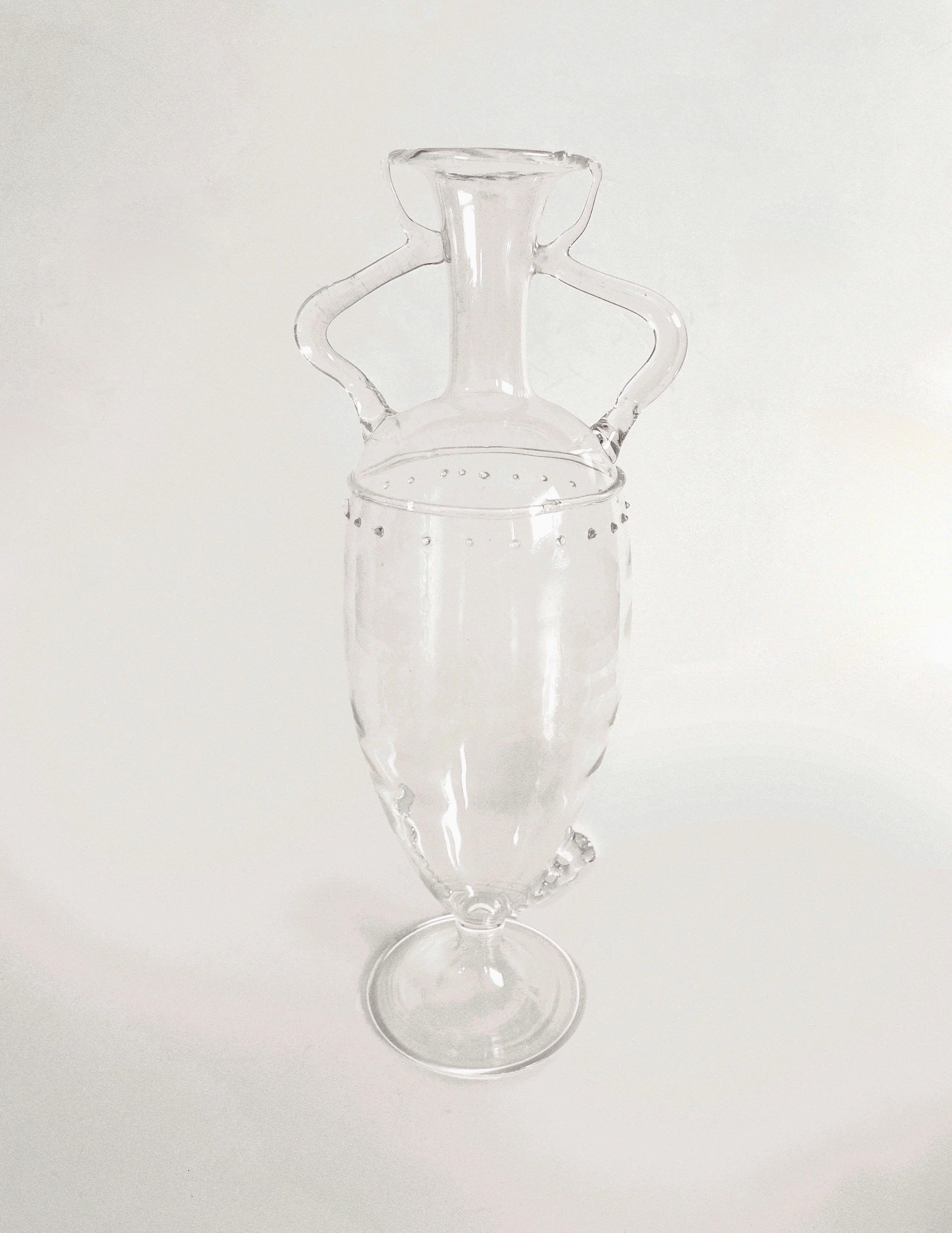 Délicat vase en verre clair de Murano par Vittorio Zecchin vers 1930. État impeccable, sans ébréchures ni fissures. Le prix est pour un vase, le vase partenaire est disponible sur une liste séparée.