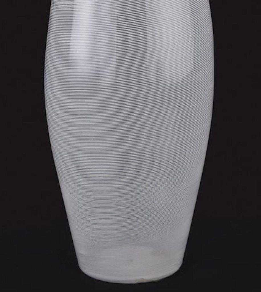 Murano-Glasvase ist eine sehr seltene Vase realisiert zugeschrieben dem italienischen Architekten und Designer Carlo Scarpa für Venini Glashütte, Murano ca. 1930er Jahren.

Signiert in Säure-Stempel auf der Unterseite 
