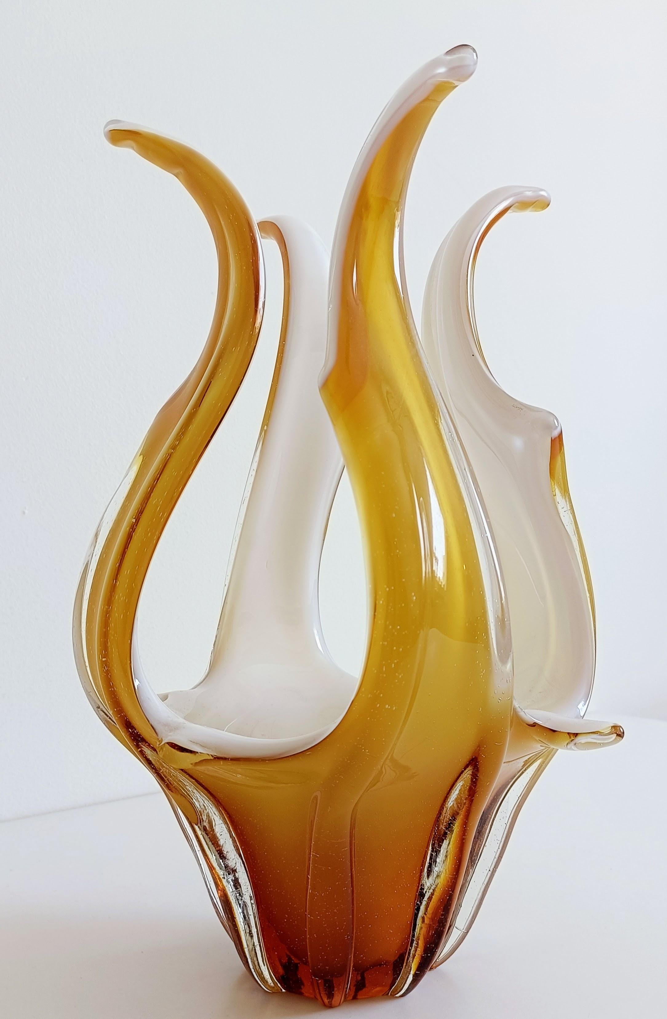 Vaso centrotavola in vetro di Murano in vetro bianco opalino e ambra, Italia, anni '960 in vendita 2